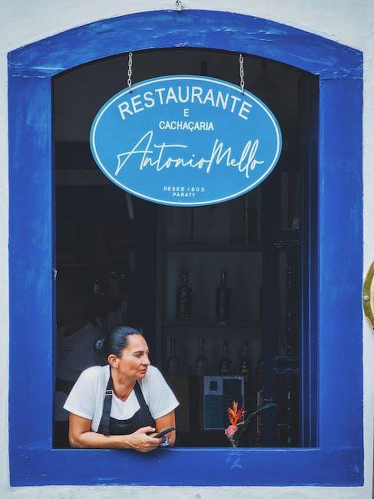 La_replica_di_Dayane_sui_social_iyI8ToftNC - Confidenze24 Source: Willian Santos - pexels - Woman leaning out a restaurant window in Paraty, Brazil with a relaxed vibe.