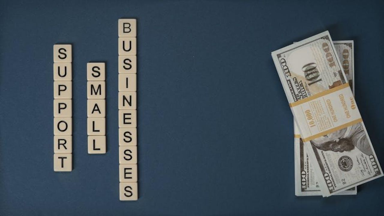 La_riflessione_sulla_sostenibilit_economica_della_Lega_Pro_TTK5k1XW3T - Confidenze24 Source: Tima Miroshnichenko - pexels - Conceptual image of supporting small businesses with financial resources using money and letter tiles.