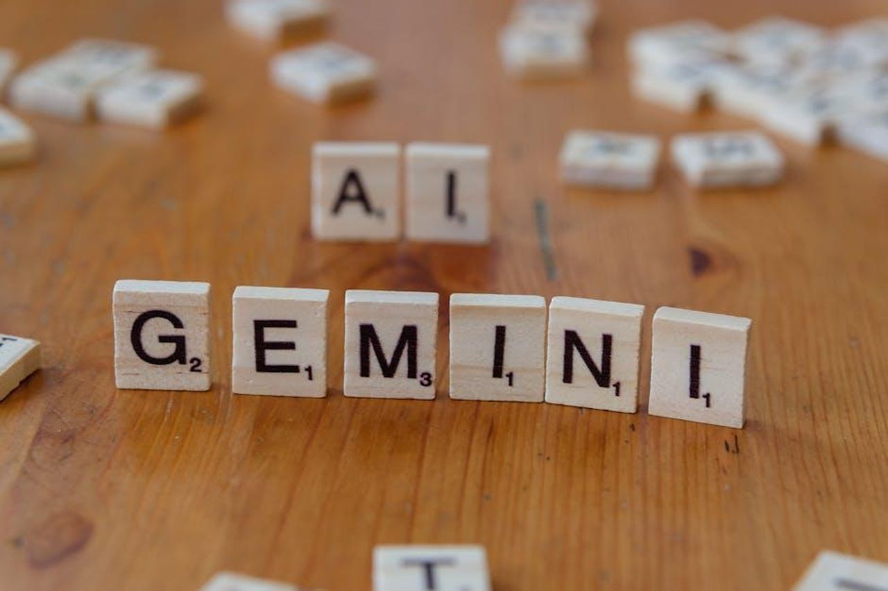 La_risposta_di_Elon_Musk_1oWubKCRsl - Confidenze24 Source: Markus Winkler - pexels - Scrabble tiles spell out the words 'Gemini' and 'AI' on a wooden surface, symbolizing technology and communication.