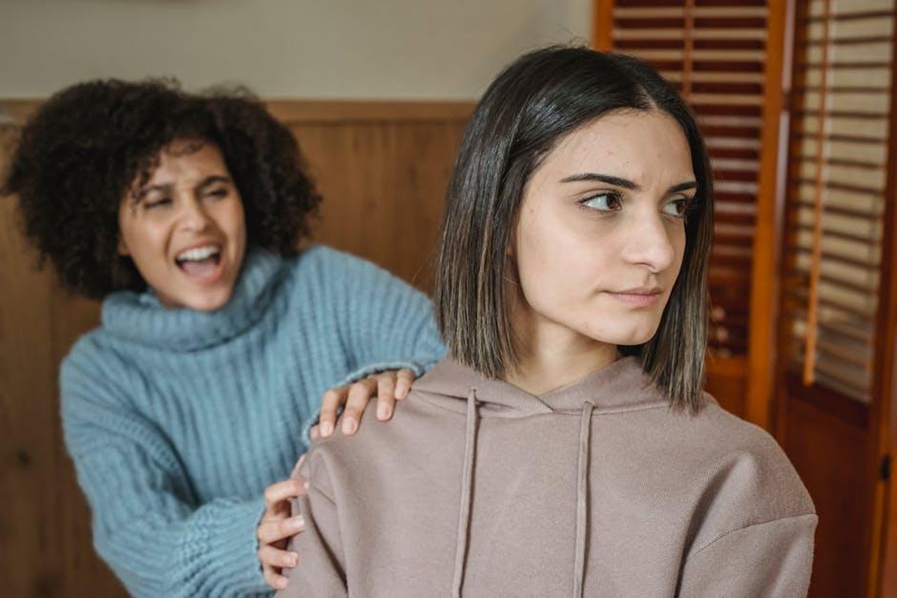 La_rivelazione_di_Lope_a_Vera_ZrwXL6QHQs - Confidenze24 Source: Liza Summer - pexels - Angry African American female in casual wear screaming and grabbing shoulder of displeased female while having conflict in room at home