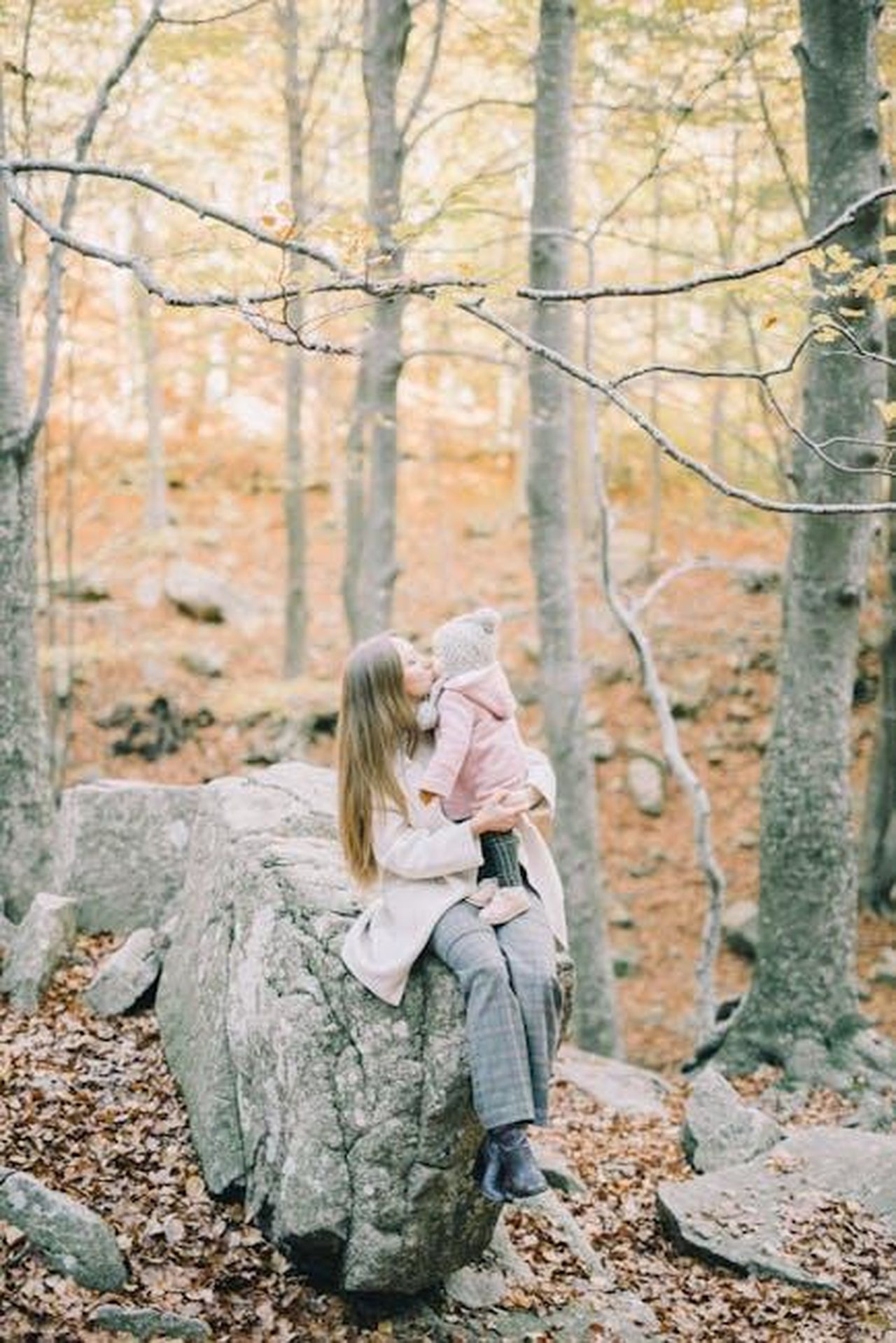 La_rottura_tra_Kid_Rock_e_Audrey_Berry_Zn0rk3AKYY - Confidenze24 Source: Leeloo The First - pexels - A tender moment between a mother and child on a rock in an autumn forest. Perfect for family and nature themes.