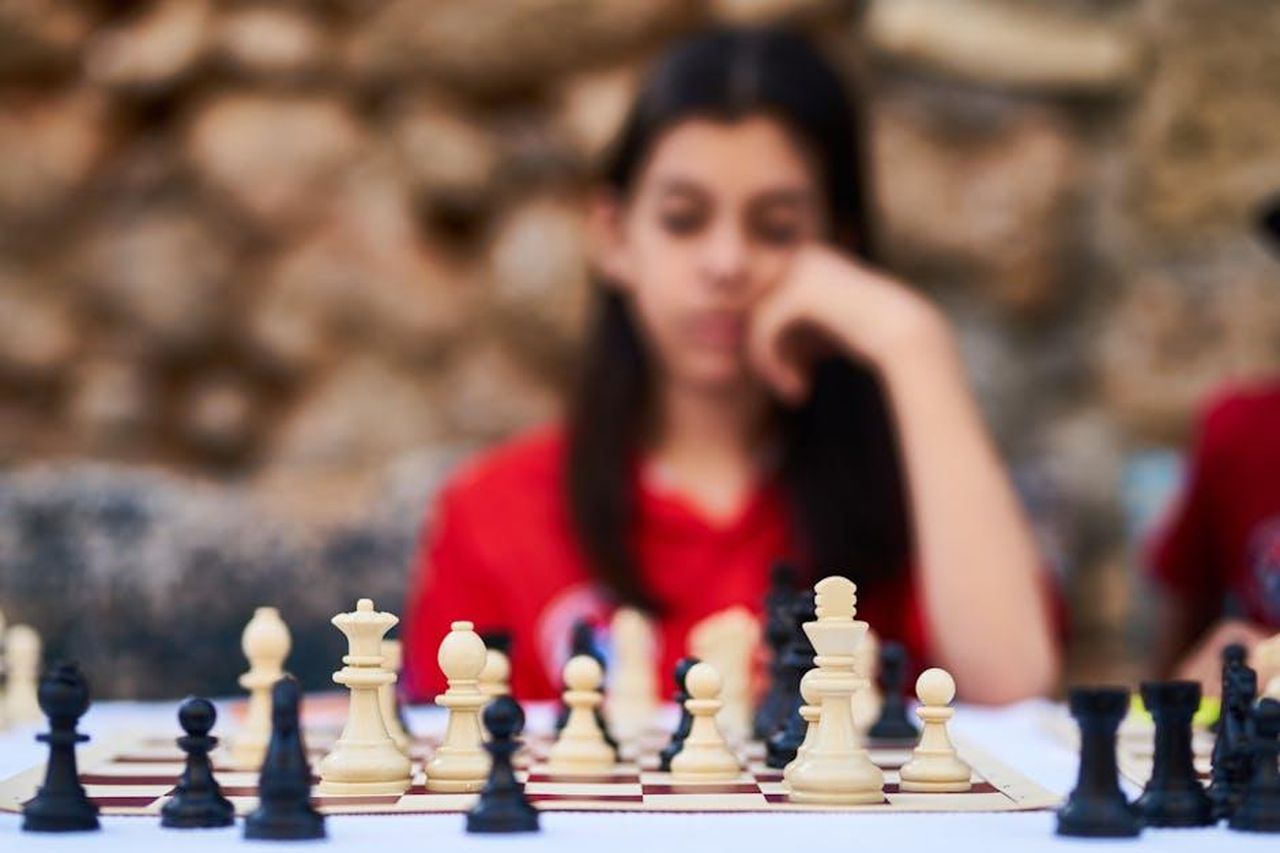 La_scelta_finale_UrFzJwumGU - Confidenze24 Source: Engin Akyurt - pexels - Child deeply focused on a strategic chess game outdoors in Turkey.