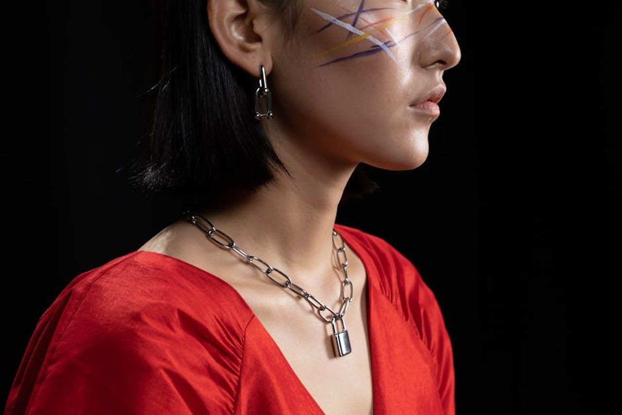 La_scoperta_del_marchio_Valencia_Key_da_parte_di_Meghan_QHhtmgKz8X - Confidenze24 Source: cottonbro studio - pexels - Artistic side profile portrait of a woman with face paint and bold jewelry on a black background.