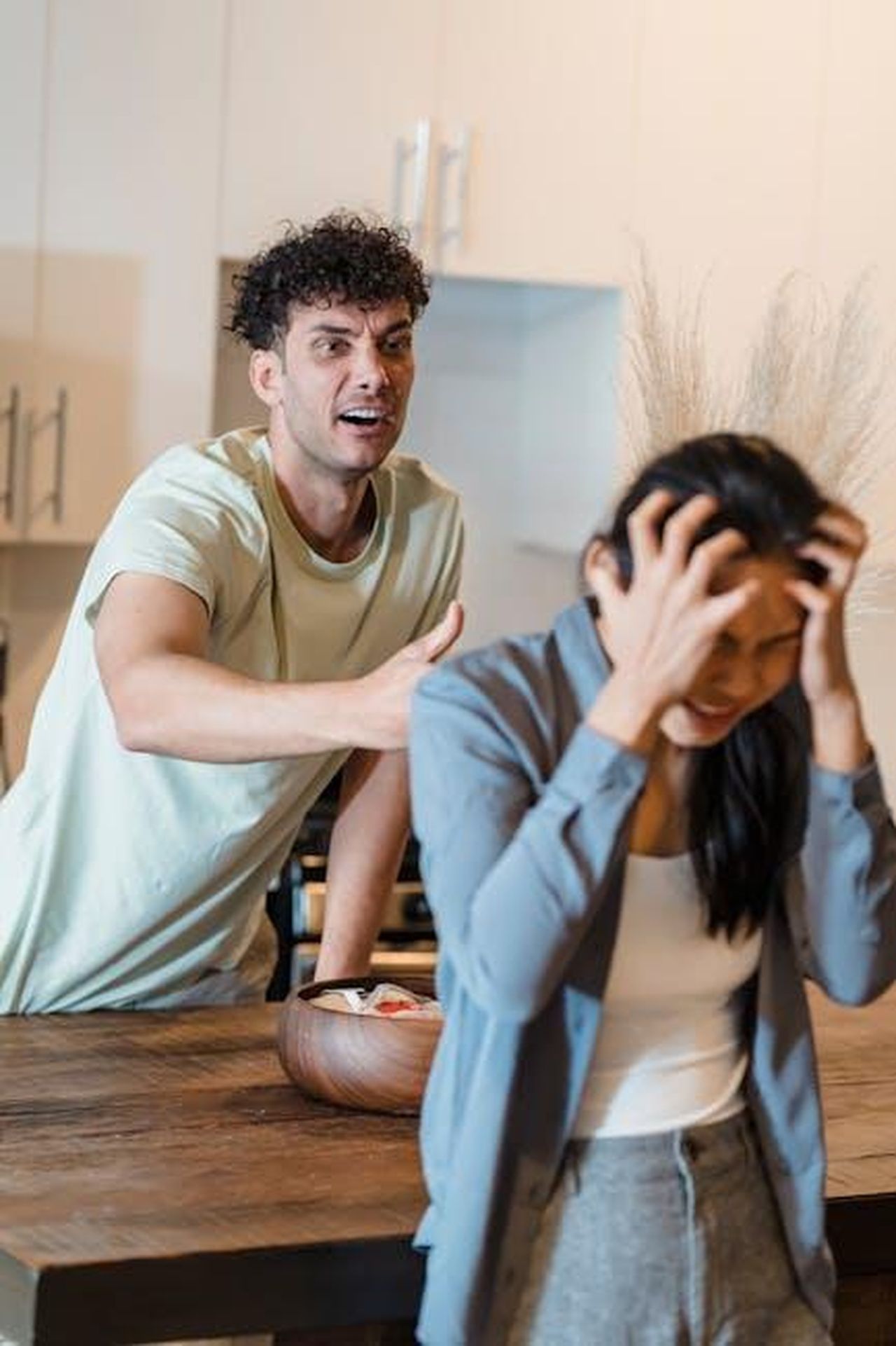 La_scoperta_della_verit_avou9crue7 - Confidenze24 Source: Timur Weber - pexels - Couple having a heated argument in the kitchen, expressing frustration.
