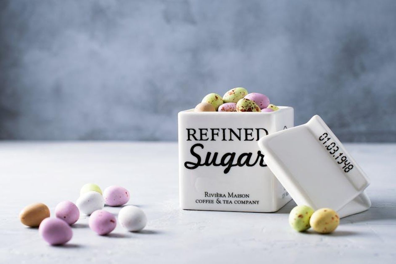 La_scoperta_delle_Sour_Strawberry_Candy_Belts_2bbvyrapZd - Confidenze24 Source: Irina Edilbaeva - pexels - Easter-themed candies in a refined sugar jar, perfect for festive decor.