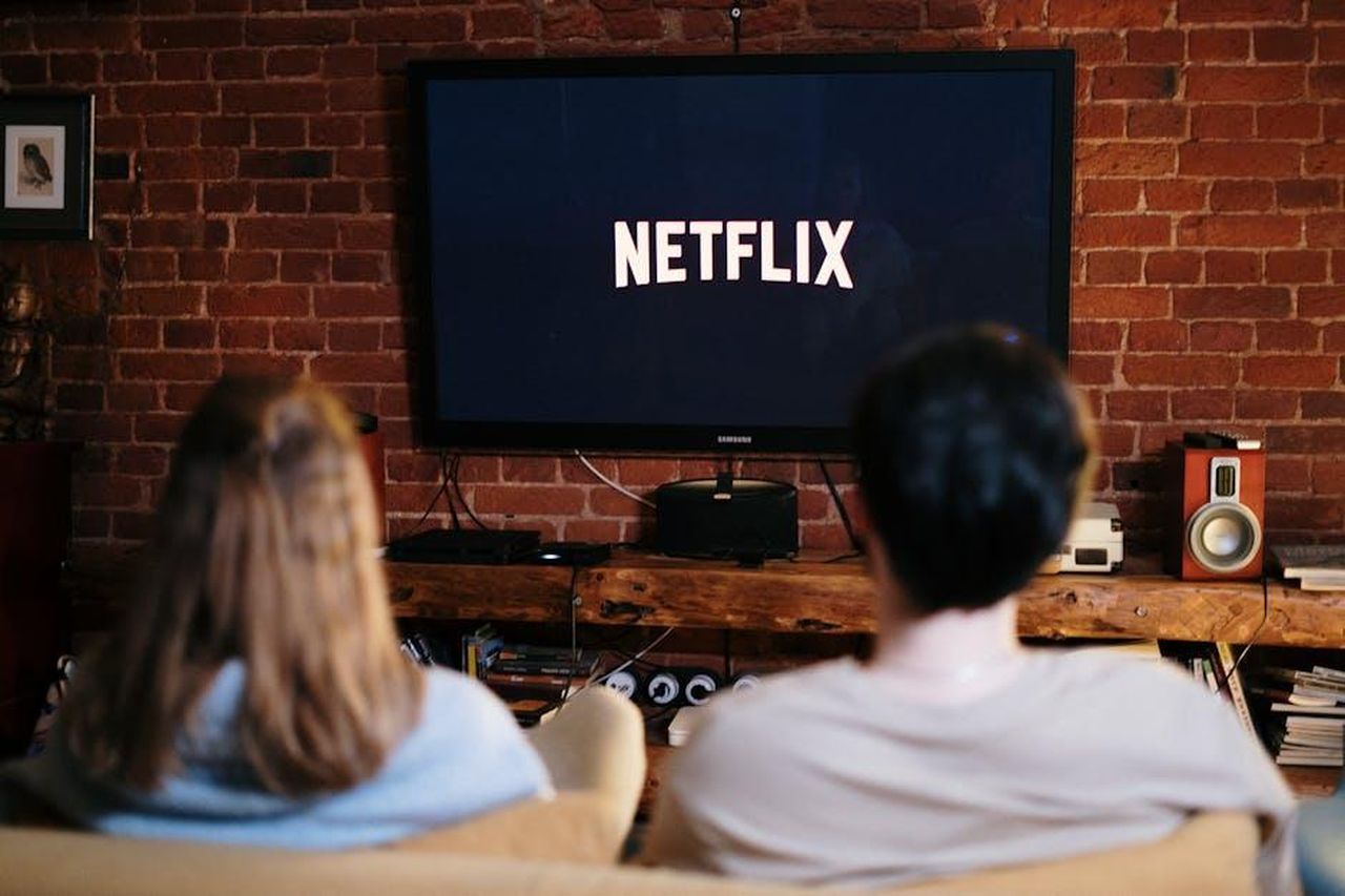 La_serie_TV_sugli_883_e_la_sua_opinione_D5Bn2tcvSw - Confidenze24 Source: cottonbro studio - pexels - A couple relaxing and watching Netflix in a cozy living room setting.