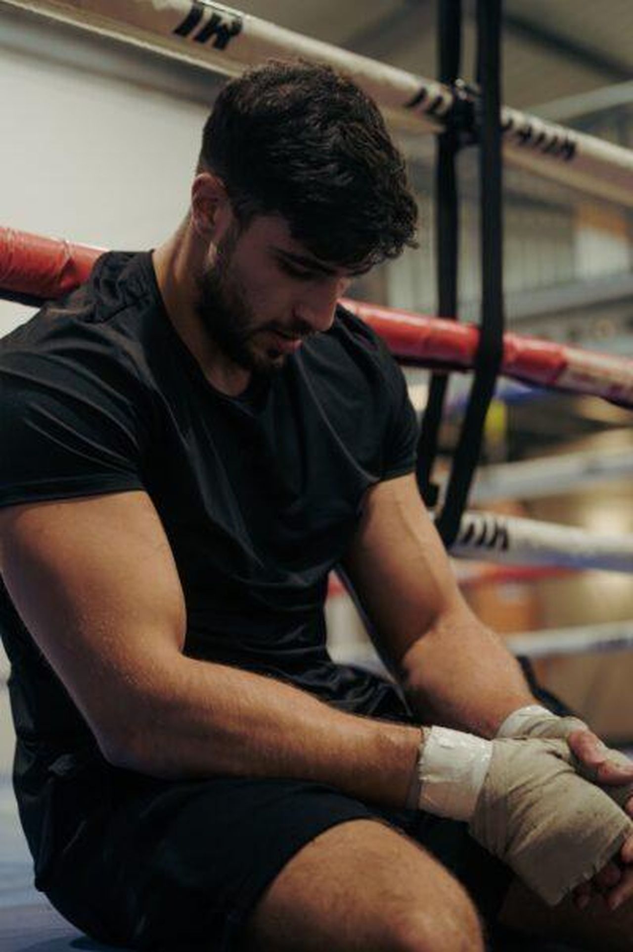La_serie_di_Tommy_Fury_si_prepara_a_competere_con_quella_di_MollyMae_Hague_04rq0oC0W6 - Confidenze24 Source: BBC pictures - - Tommy Fury seduto sul bordo di un ring di boxe