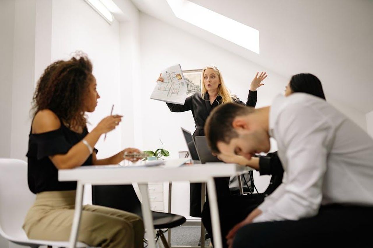 La_sfida_di_Angie_e_il_suo_impatto_su_Shoniqua_S9V0eTNrdM - Confidenze24 Source: Yan Krukau - pexels - Team experiencing stress during a heated office meeting. Diverse colleagues engage in emotional discussion indoors.