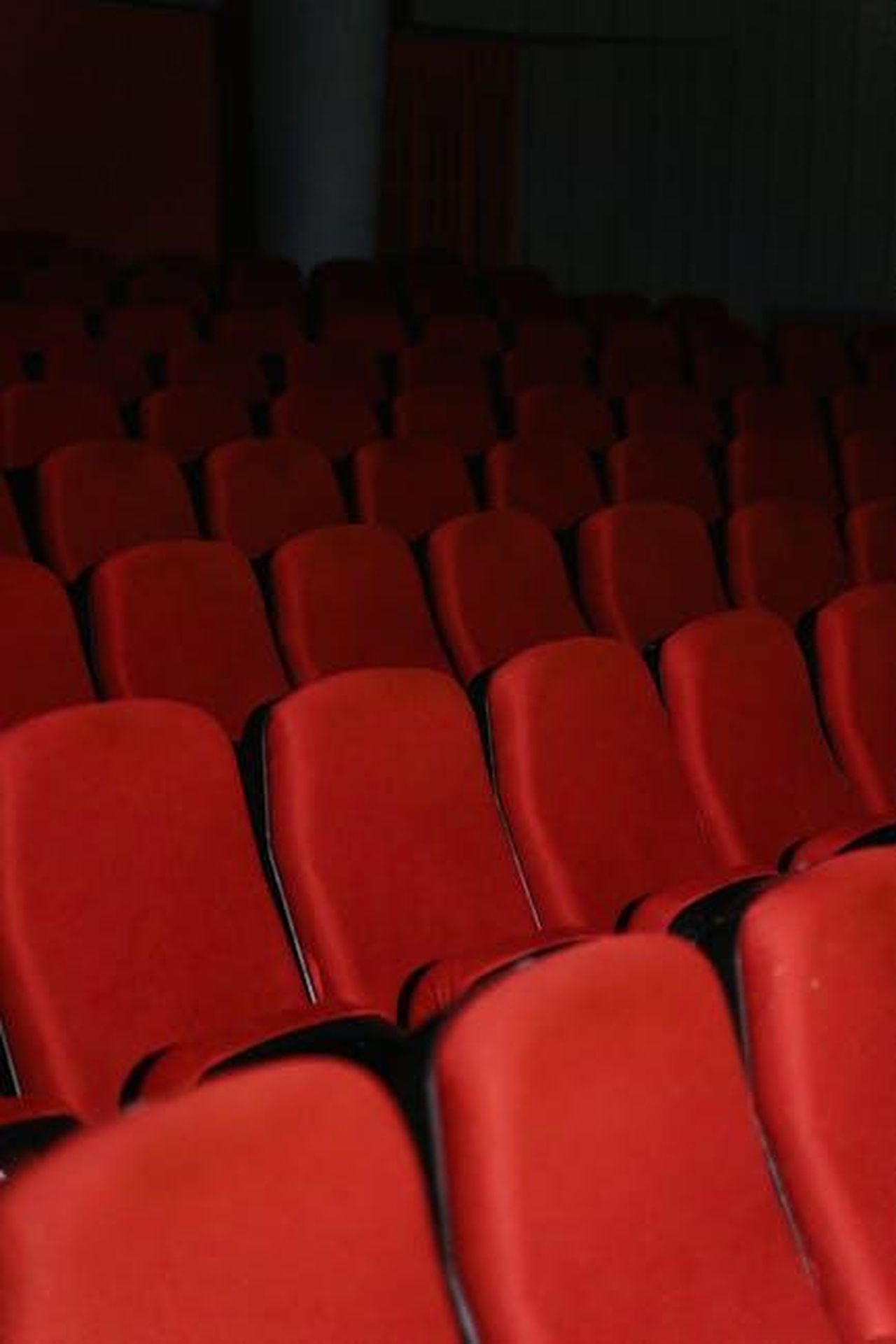 La_situazione_di_Maxime_EgY3ukagha - Confidenze24 Source: Tima Miroshnichenko - pexels - Empty cinema hall with rows of red theater seats, creating a dramatic and moody atmosphere.