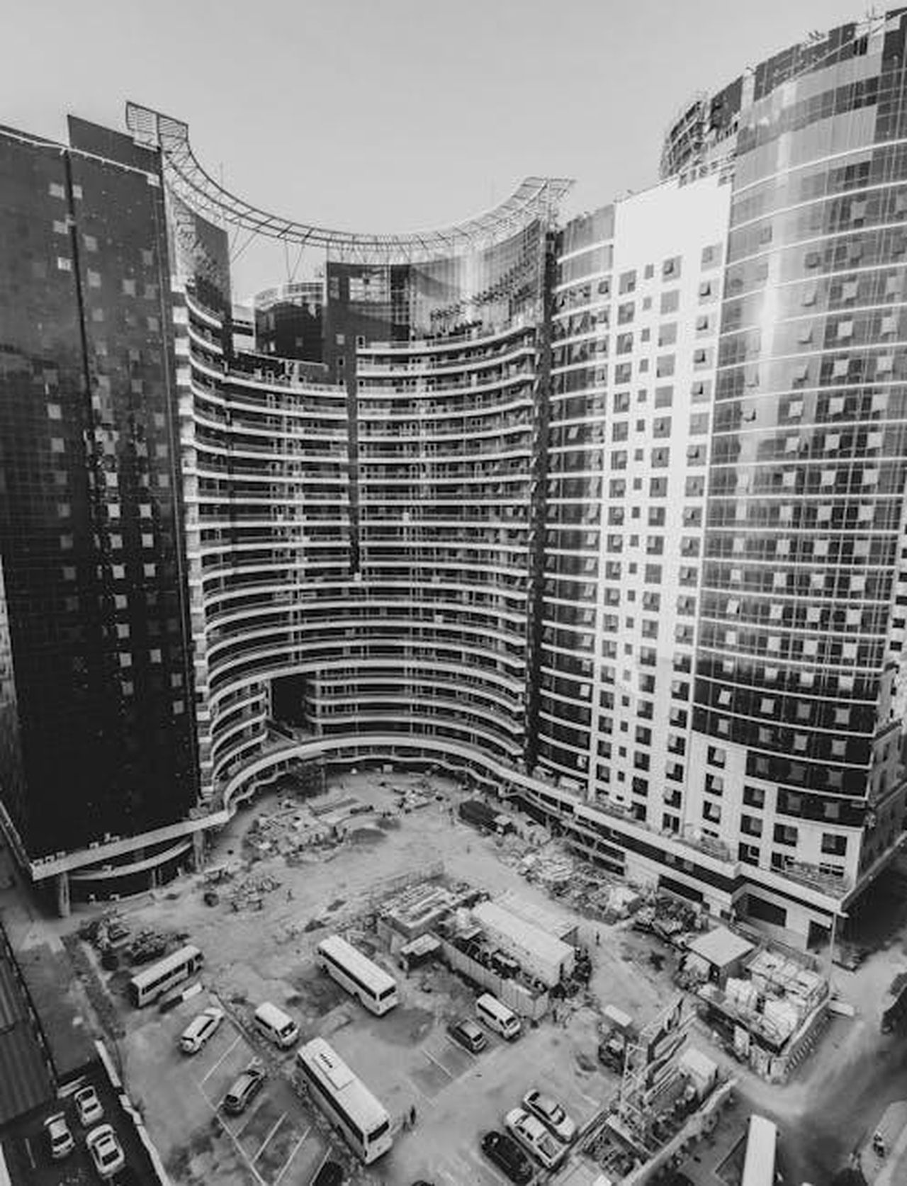 La_situazione_lavorativa_ed_economica_durante_la_giornata_di_venerd_21_febbraio_pagelle_da_Ariete_a_Cancro_FHusdCzJqe - Confidenze24 Source: MOHAMAD ALOUL - pexels - Aerial view of a modern skyscraper under construction in Dubai cityscape.