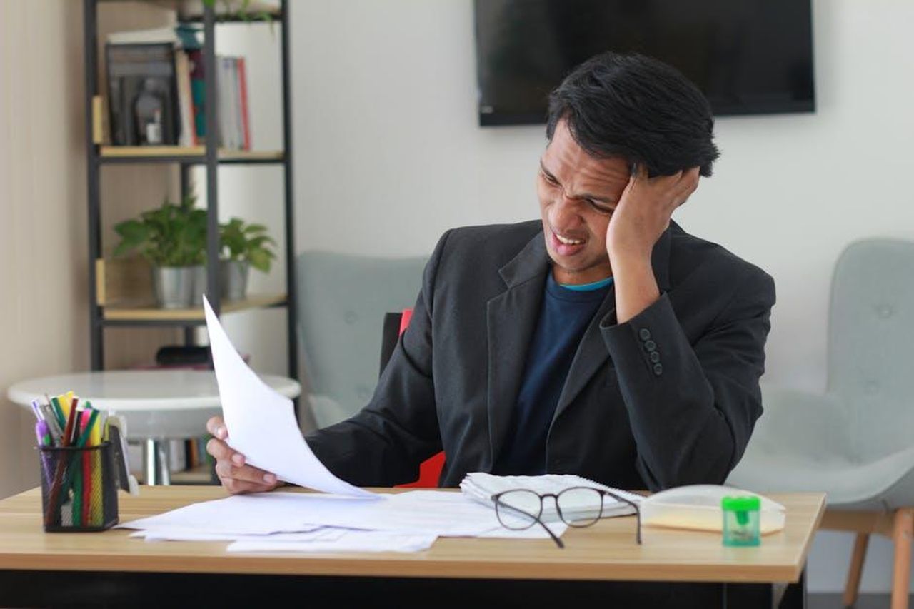 La_soap_opera_confermata_nella_fascia_serale_di_Canale_5_rSvpiQlKOe - Confidenze24 Source: Acan Tami - pexels - A businessman in an office experiencing stress while reviewing documents.