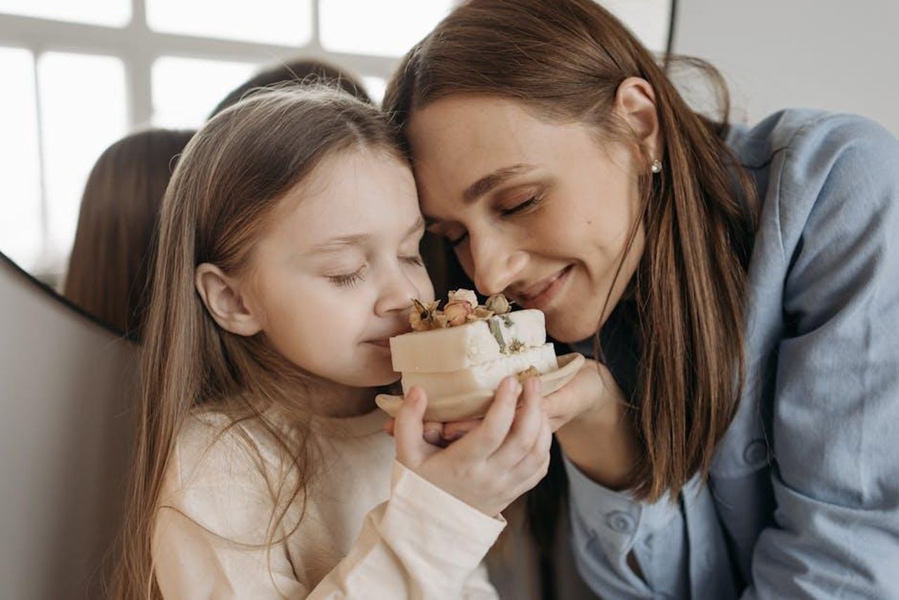 La_soap_opera_turca_ha_conquistato_il_pubblico_di_Canale_5_34XhQ5xuJ7 - Confidenze24 Source: Pavel Danilyuk - pexels - A close-up of a mother and daughter bonding over a beautifully crafted aromatic soap.