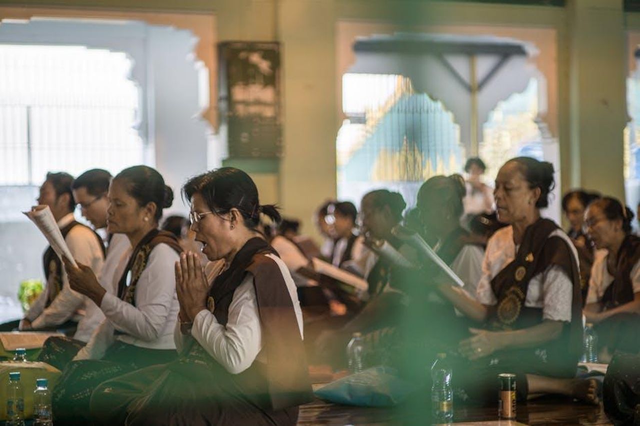 La_speranza_di_Eleonora_Giorgi_Spero_in_un_miracolo_5cJRscEZQN - Confidenze24 Source: artdesigner geno - pexels - Adults engaged in prayer and meditation inside a Buddhist temple, fostering faith and tranquility.