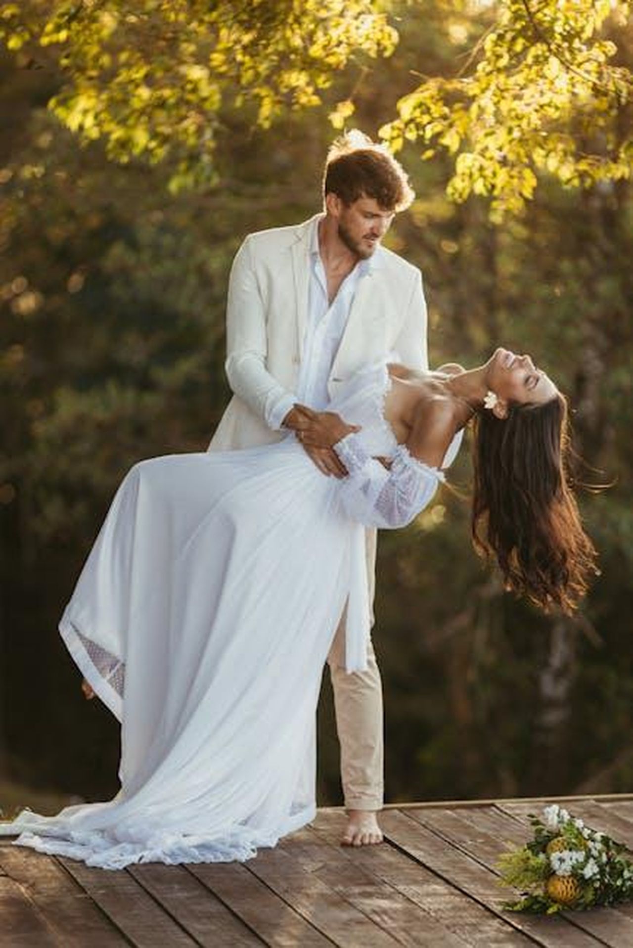 La_storia_damore_di_Kerry_Washington_e_Nnamdi_Asomugha_Q6QKN6eSqZ - Confidenze24 Source: Jonathan Borba - pexels - A groom holds his bride gracefully during an outdoor wedding ceremony.