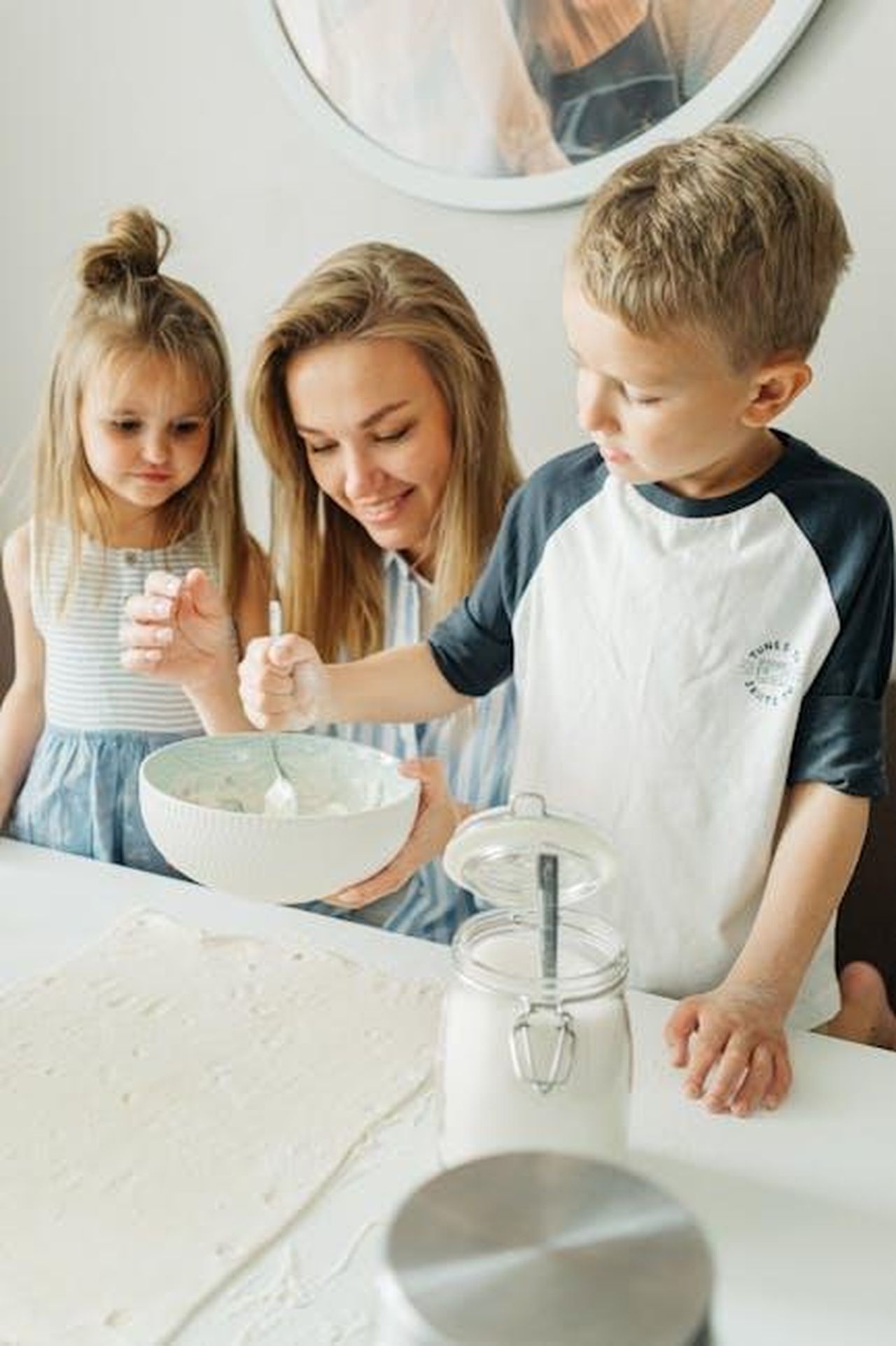 La_storia_damore_di_Willie_e_Christina_O2xTcvhLHt - Confidenze24 Source: Ivan Samkov - pexels - A joyful family moment in the kitchen as a mother and her children mix ingredients.