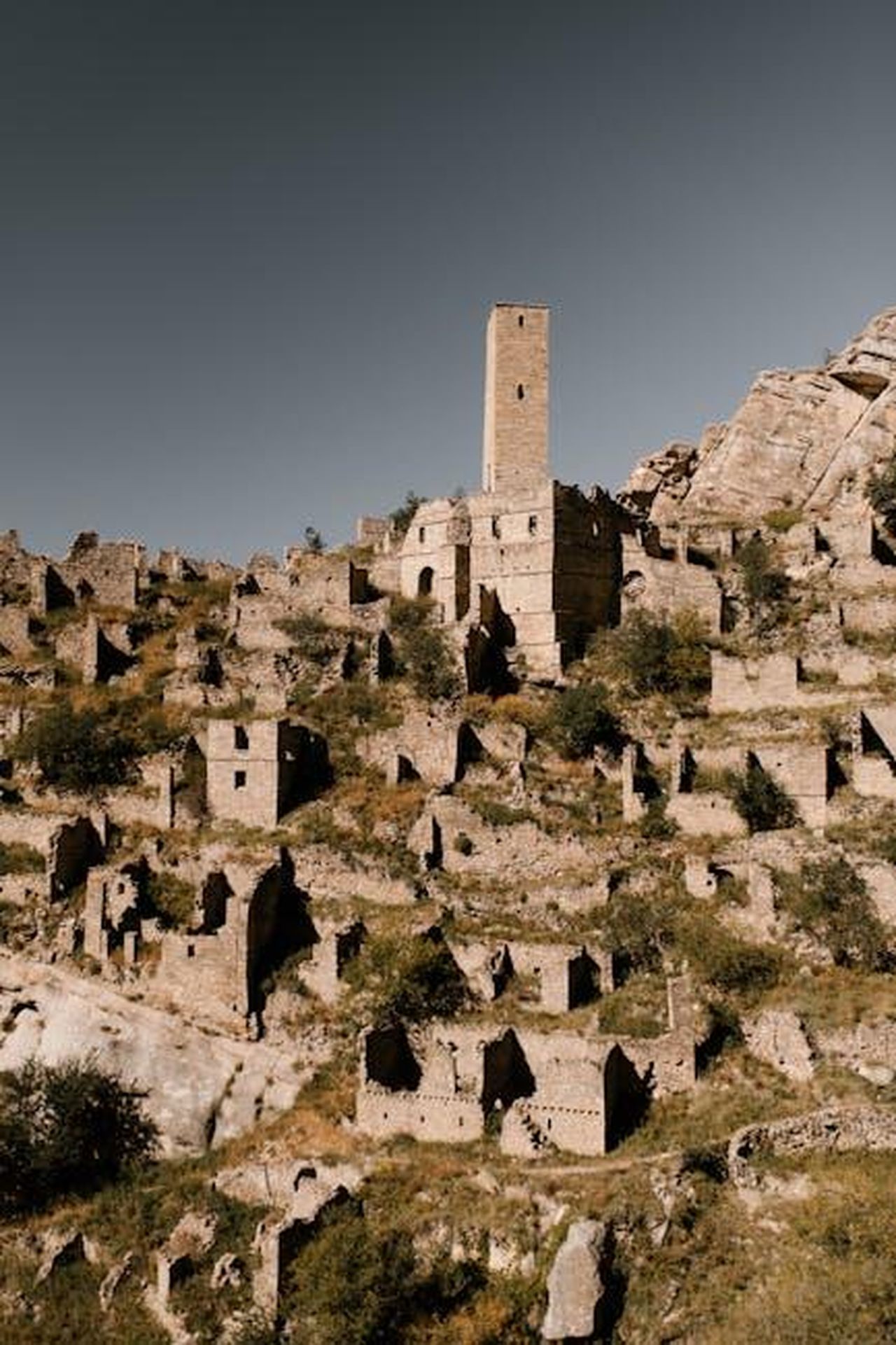 La_storia_di_Angelo_e_Maria_Domenica_cxMI2l9xjl - Confidenze24 Source: Julia Volk - pexels - Explore the haunting beauty of Craco, a ghost town in Italy, captured from above.