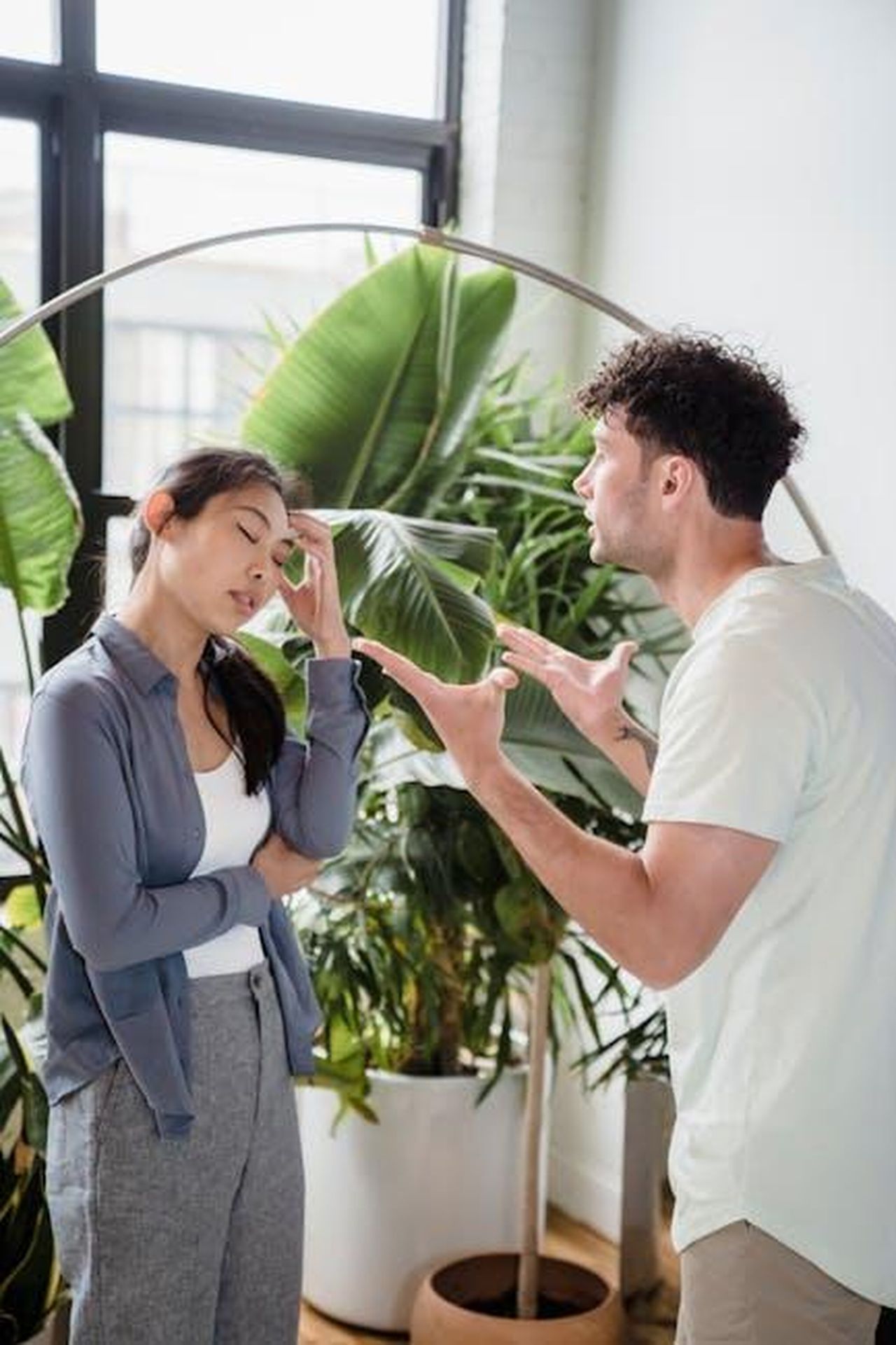 La_storia_tra_Alfonso_e_Maria_Vittoria_WfXtJVSMO7 - Confidenze24 Source: Timur Weber - pexels - A man and woman having a heated argument indoors, surrounded by plants.
