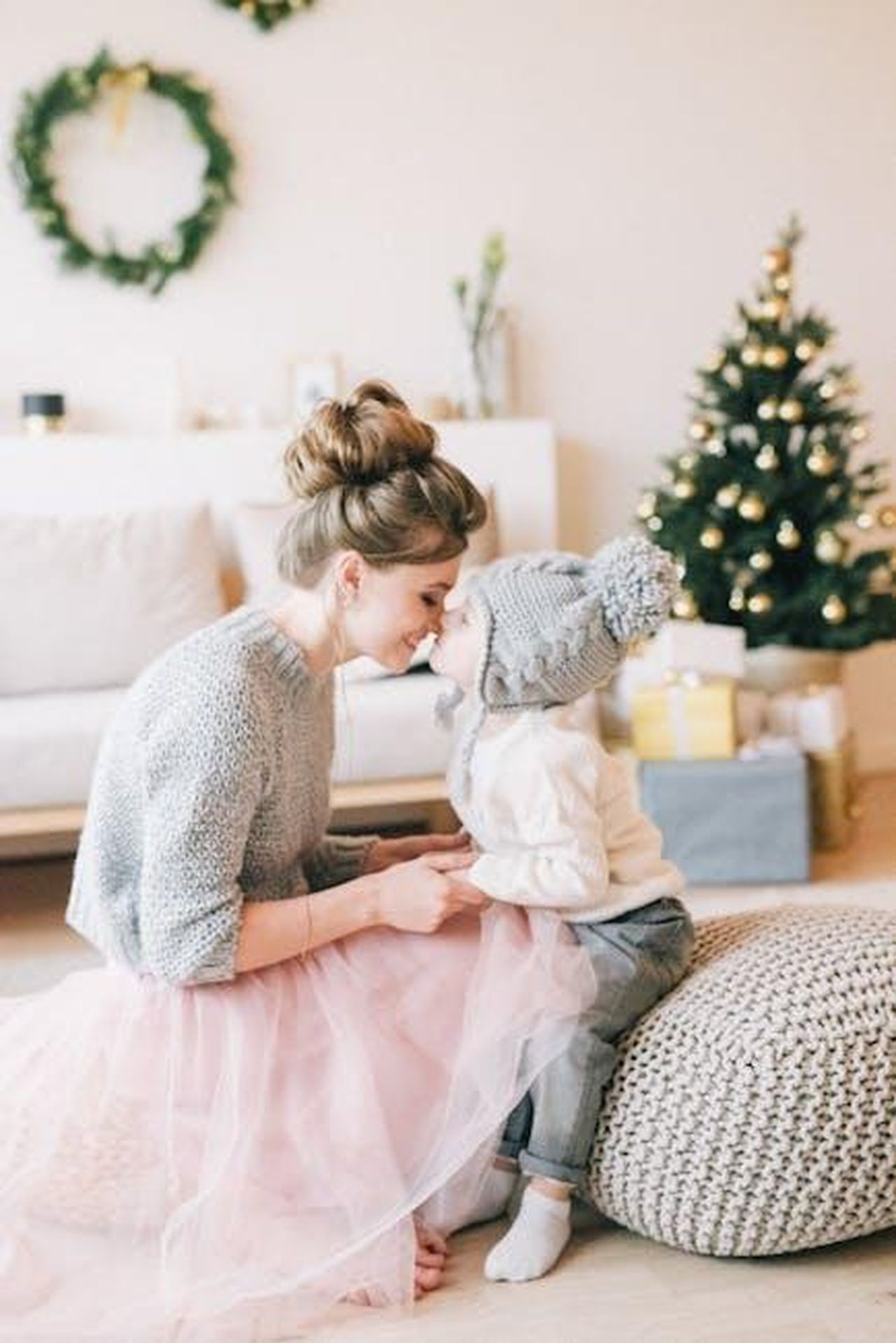 La_telefonata_inaspettata_di_Guzide_a_Oylum_CIz8Df6v5p - Confidenze24 Source: Leeloo The First - pexels - A touching holiday scene with a mother and child sharing a loving moment indoors.