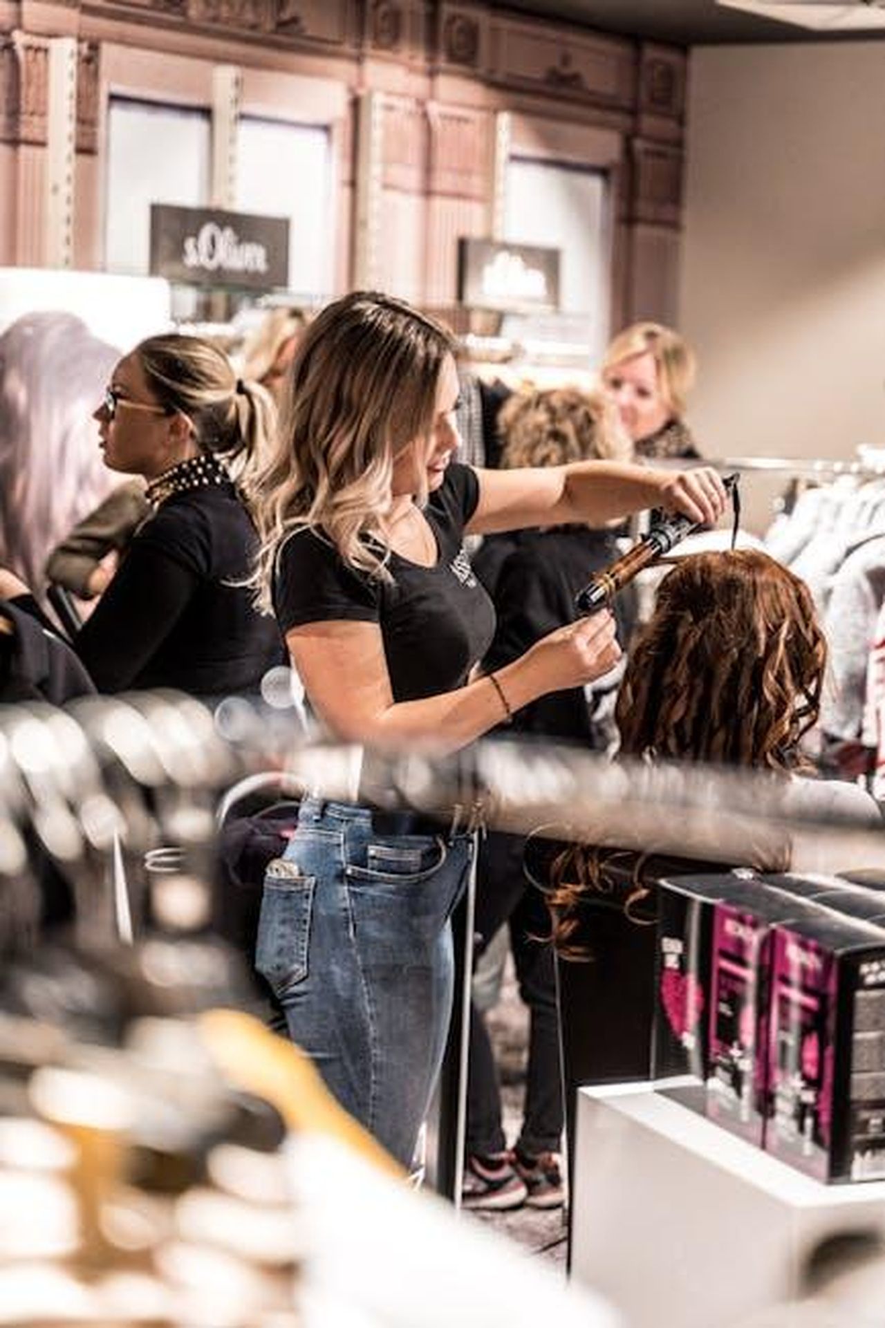 La_tragica_morte_di_Jesus_Guerrero_gcBY9SWhsq - Confidenze24 Source: David Geib - pexels - A skilled hairstylist uses a curling iron to style a client's hair in a busy salon.