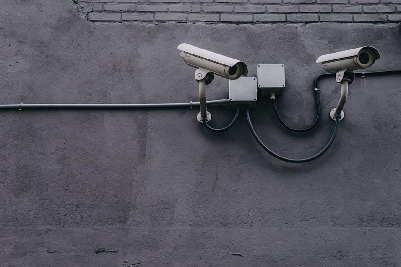La_videosorveglianza_incastra_le_ladre_a_Catanzaro_3cV94EY4Bi - Confidenze24 Source: Scott Webb - pexels - Two surveillance cameras mounted on a concrete wall, highlighting security technology.