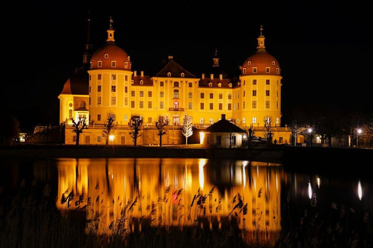 La_visione_di_Harrold_su_un_possibile_riavvicinamento_Sv6QTAJsJr - Confidenze24 Source: Toni Seyfert - pexels - Stunning night view of Moritzburg Castle with reflections on water in Dresden, Germany.