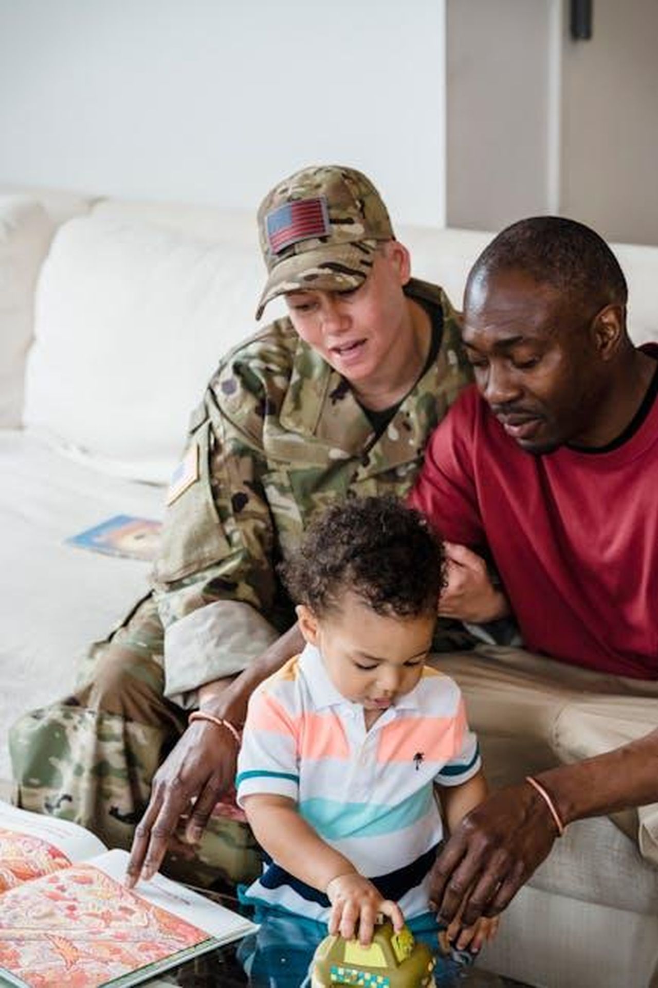 Lamore_per_la_famiglia_e_la_scelta_delle_cure_3jUuKZHc5l - Confidenze24 Source: George Pak - pexels - A heartwarming moment of a family with a military parent and child bonding in the living room.