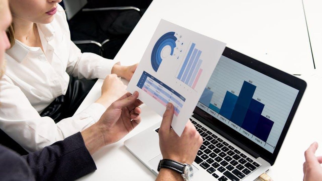 Lanalisi_di_Del_Piero_VBYrnFxU9w - Confidenze24 Source: Artem Podrez - pexels - Business professionals discussing data charts and graphs in a modern office setting.