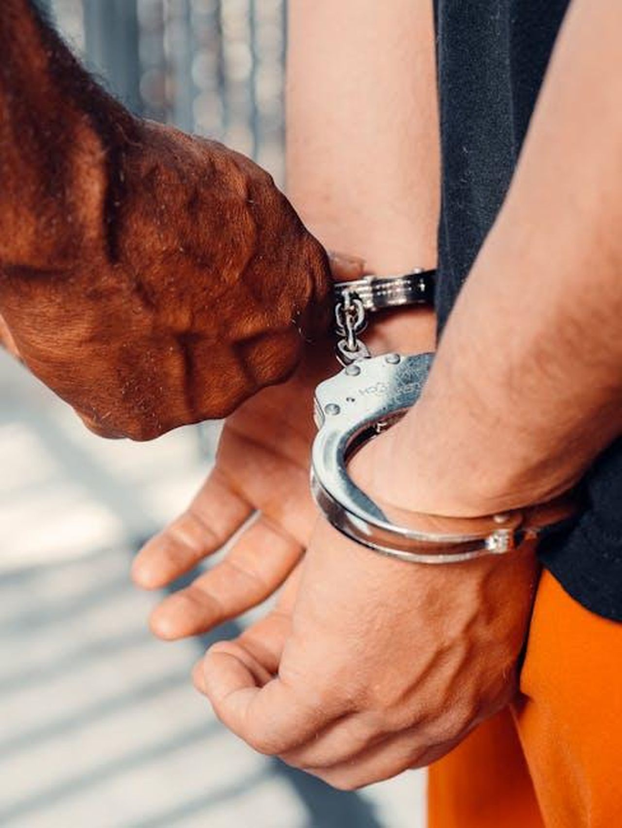 Larresto_per_tentato_omicidio_di_Colin_Farrell_oeHml8H3Po - Confidenze24 Source: Kindel Media - pexels - Detailed image of handcuffing arrest procedure, highlighting law enforcement action.