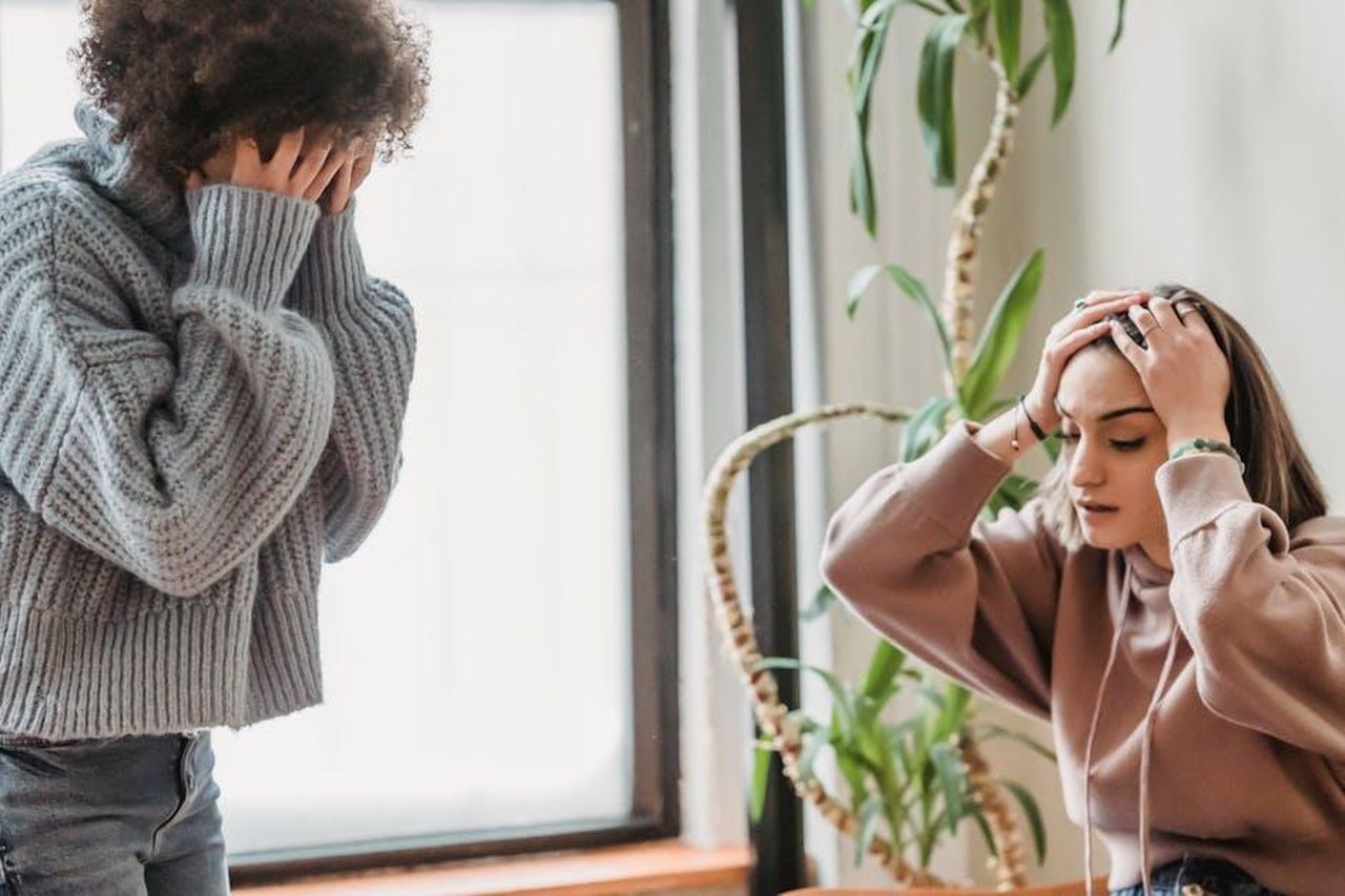 Le_Accuse_di_Nikki_Mudarris_VmFs7rYfHB - Confidenze24 Source: Liza Summer - pexels - Two women expressing distress during a conflict at home, showing emotion and tension.
