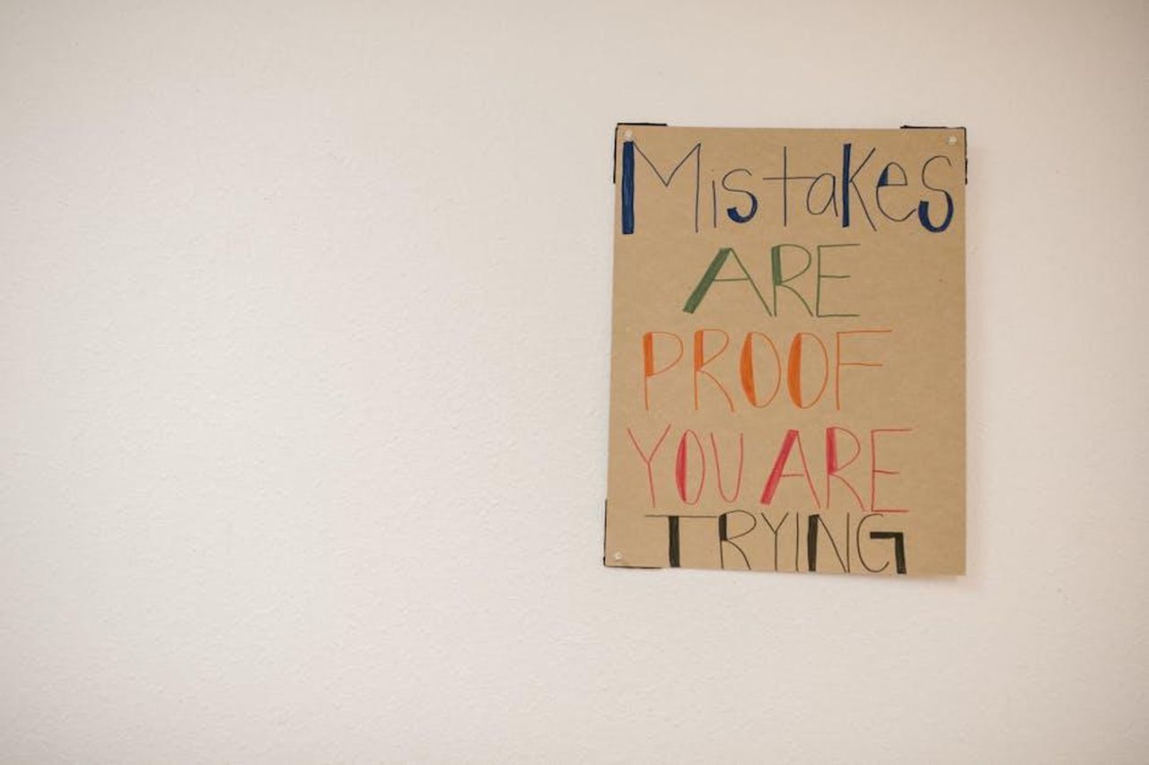 Le_accuse_di_bullismo_contro_Meghan_Markle_dhHHsnUhmi - Confidenze24 Source: RDNE Stock project - pexels - A motivational poster with the phrase 'Mistakes are proof you are trying.'