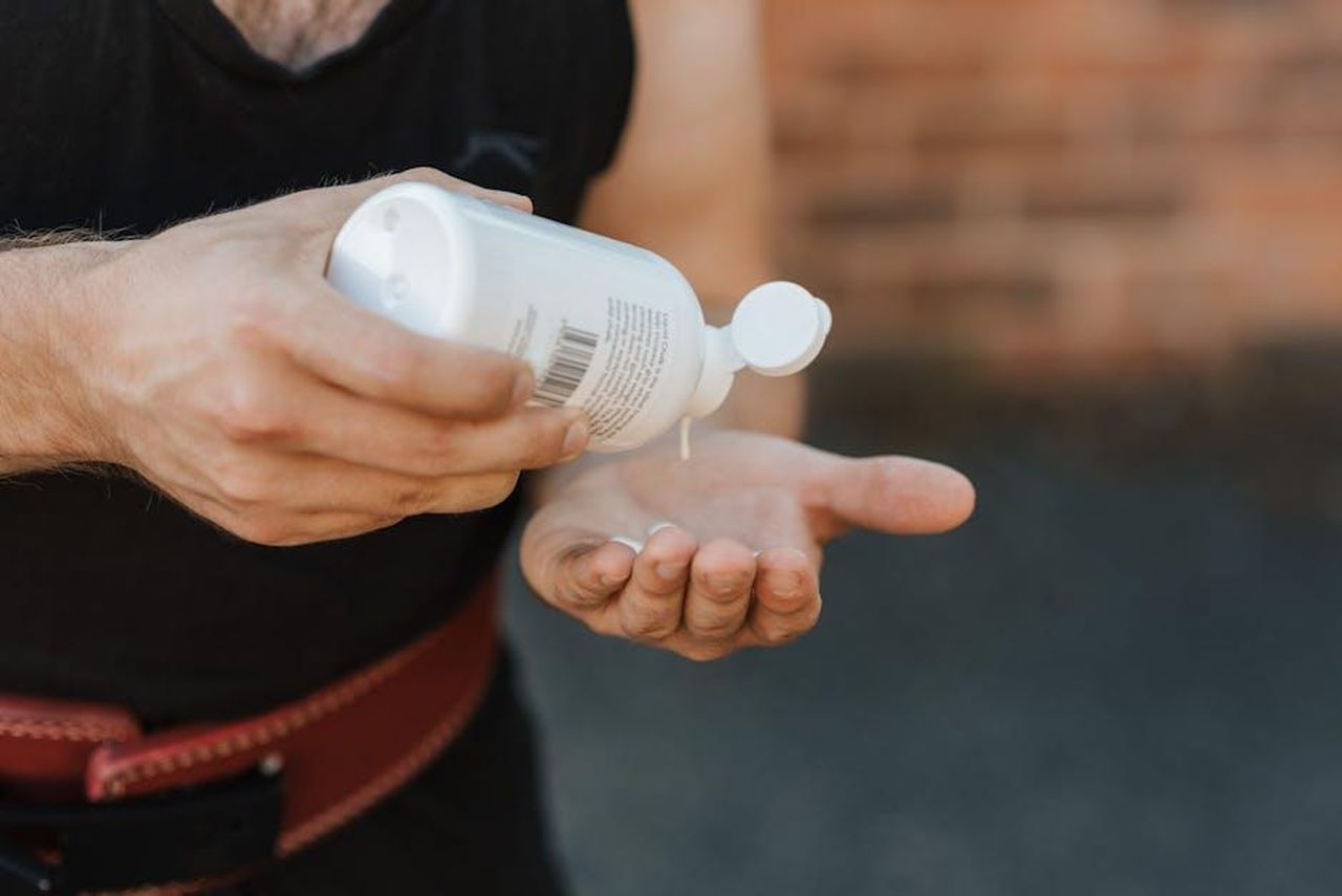 Le_circostanze_dellincidente_Qm19dqFuVF - Confidenze24 Source: Anete Lusina - pexels - Close-up of a weightlifter applying liquid chalk to hands for grip.