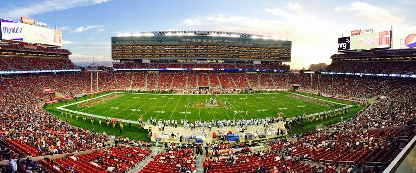 Le_dichiarazioni_del_GM_Brett_Veach_WgkI40sGf1 - Confidenze24 Source: Robert Hernandez Villalta - pexels - A stunning panoramic shot of Levi's Stadium in Santa Clara during a packed football game at sunset.