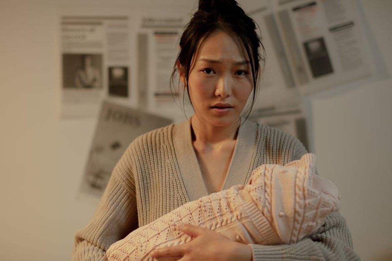Le_dichiarazioni_di_Nicol_Schira_su_Lloyd_Kelly_Ok4zJZhlMc - Confidenze24 Source: Ron Lach - pexels - A concerned mother embraces her newborn indoors, surrounded by newspaper articles.