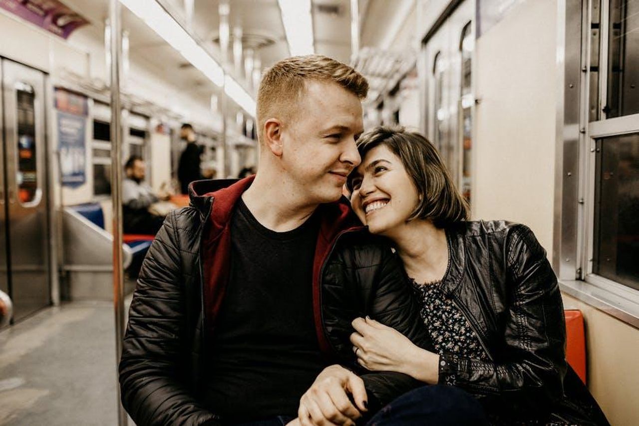 Le_dichiarazioni_di_Shaila_e_le_tensioni_crescenti_Nl9bHGxNO9 - Confidenze24 Source: Jonathan Borba - pexels - Young couple sharing a tender moment together on a train journey.