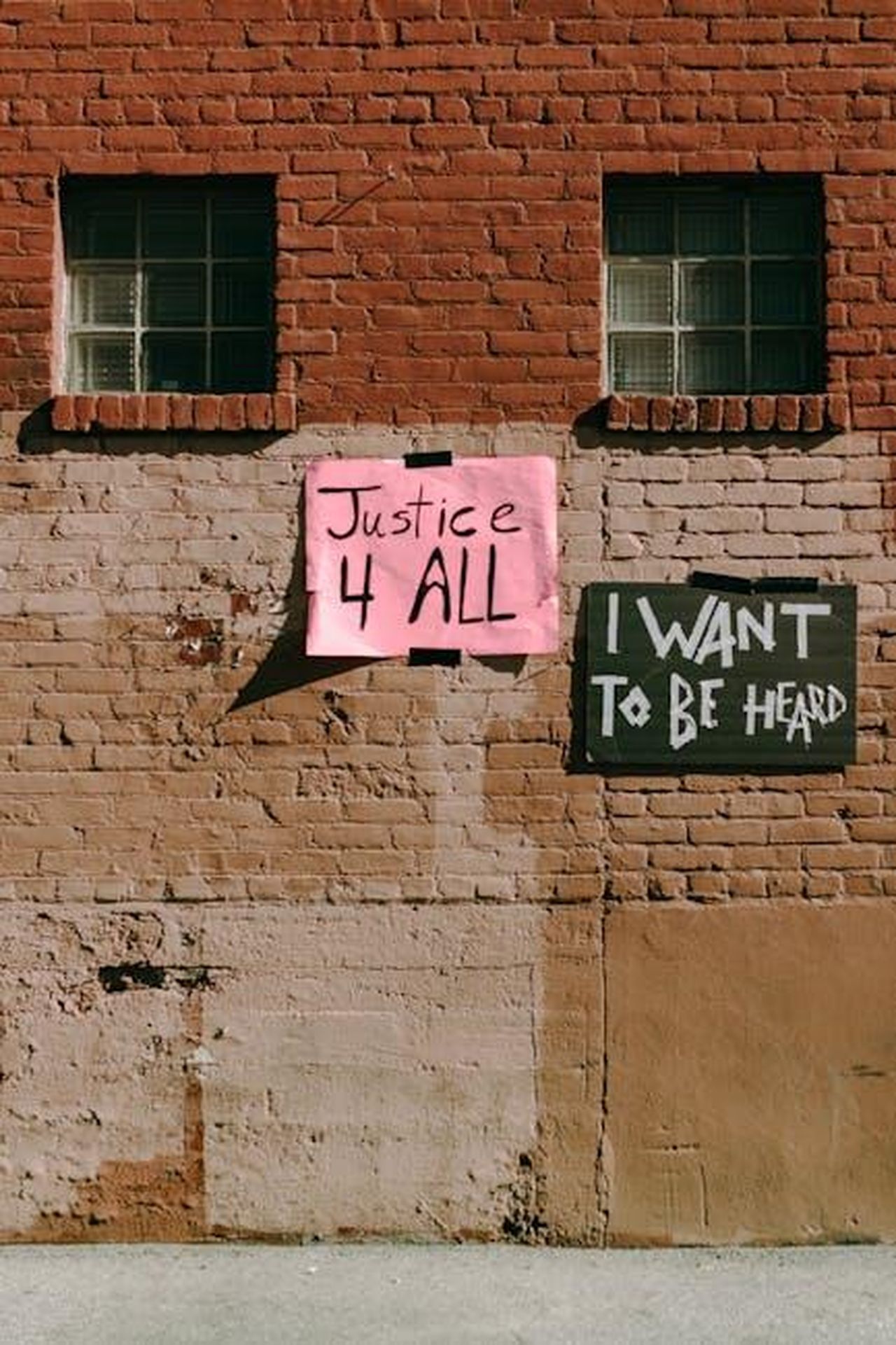 Le_dichiarazioni_di_Trump_durante_levento_XQuOsU8bDW - Confidenze24 Source: RDNE Stock project - pexels - Street activism signs on a brick wall promoting social justice and freedom of speech.