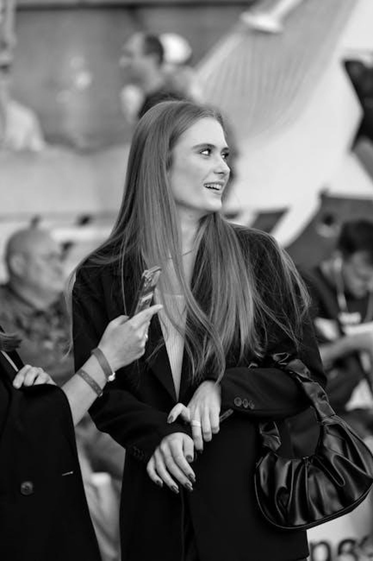 Le_dichiarazioni_di_Zo_Kravitz_sulla_loro_relazione_51DXnHrb60 - Confidenze24 Source: Dmitry Ovsyannikov - pexels - Black and white candid portrait of a stylish young woman smiling during an interview.