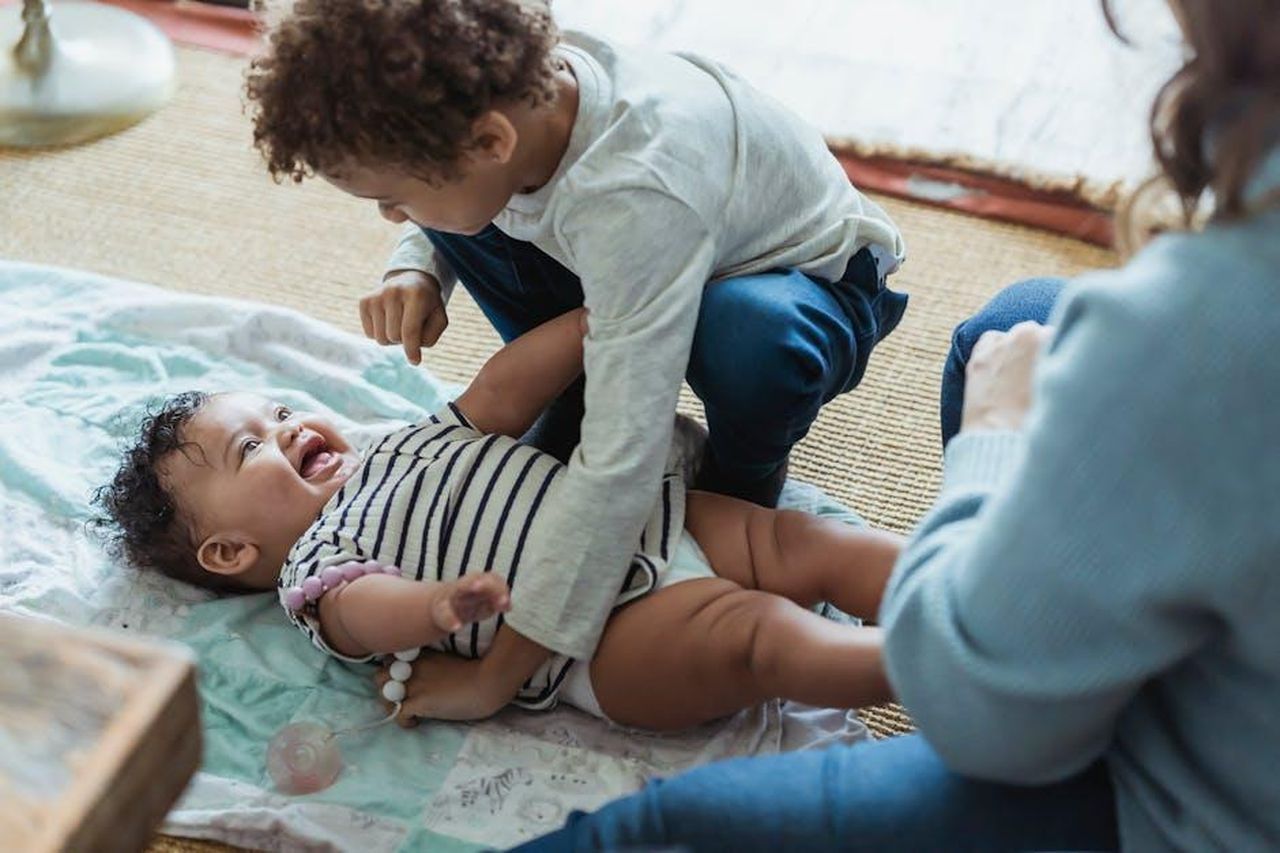 Le_dinamiche_interne_della_casa_0QAwOcKFdi - Confidenze24 Source: Keira Burton - pexels - Happy ethnic boy in casual clothes playing with laughing cute infant lying on floor at home