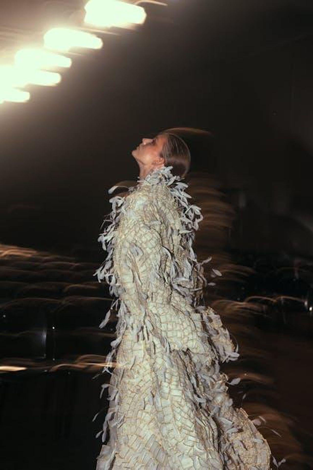 Le_dinamiche_relazionali_nella_Casa_XAWK9scP9r - Confidenze24 Source: shahin khalaji - pexels - Dynamic motion capture of a fashion model in an avant-garde outfit indoors.