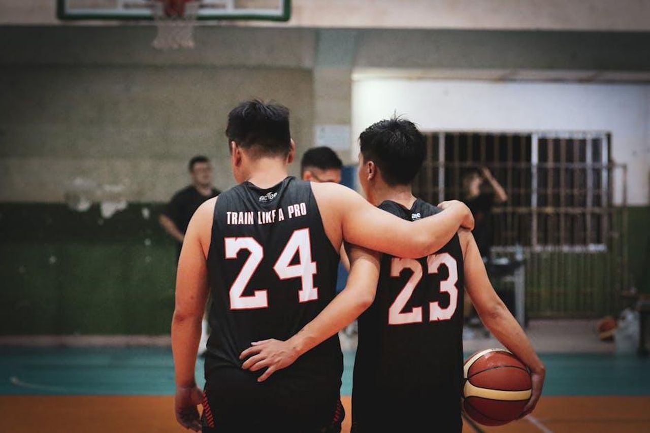 Le_esibizioni_di_Antonio_DGbFxpQ4EX - Confidenze24 Source: Royy Nguyen - pexels - Two basketball players wearing jerseys embrace, symbolizing teamwork and camaraderie after training.