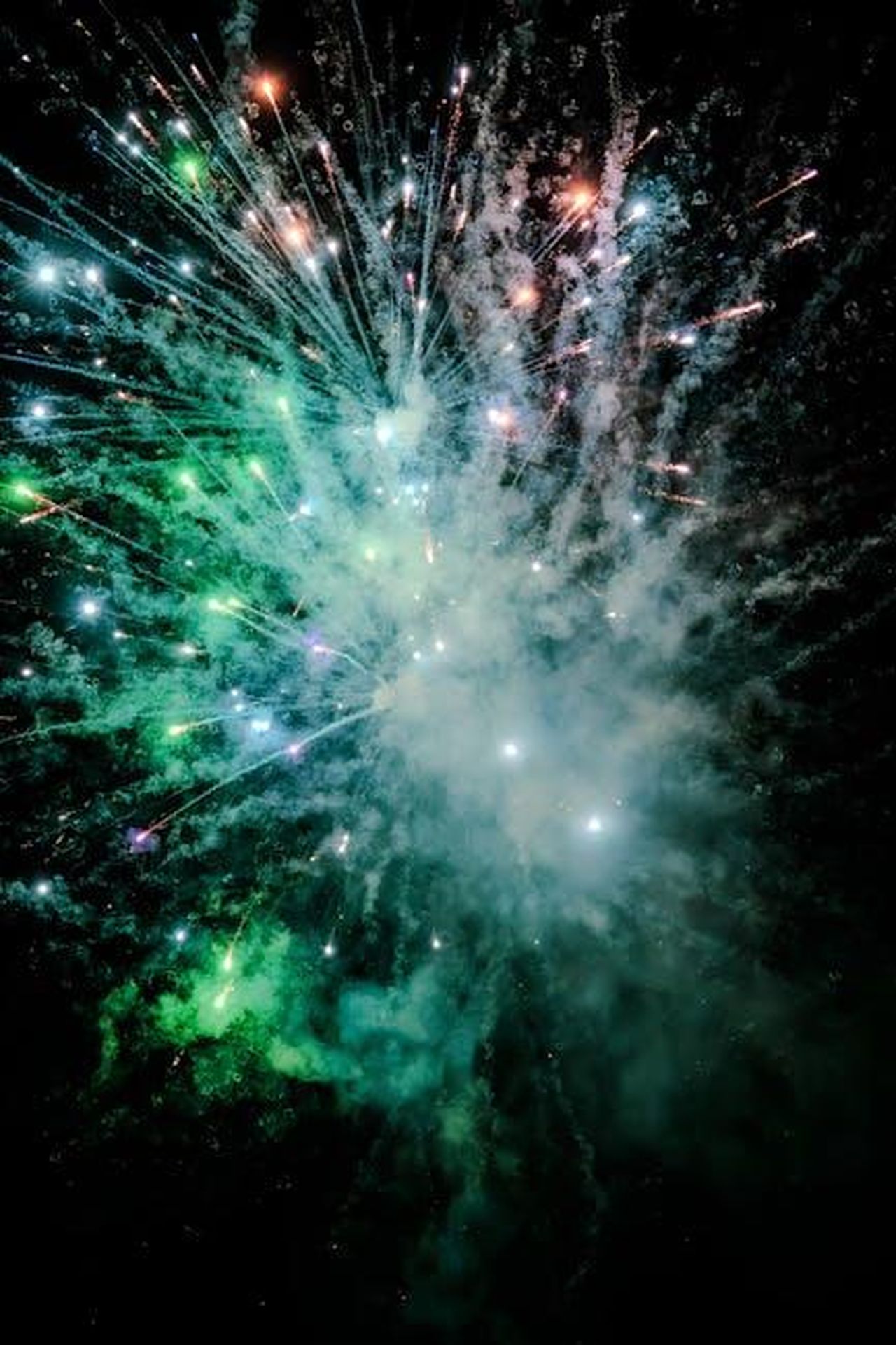 Le_frequentazioni_dei_senior_s0xqMZFbFX - Confidenze24 Source: winter visual - pexels - Explosive burst of colorful fireworks lighting up the night sky, showcasing a celebration.