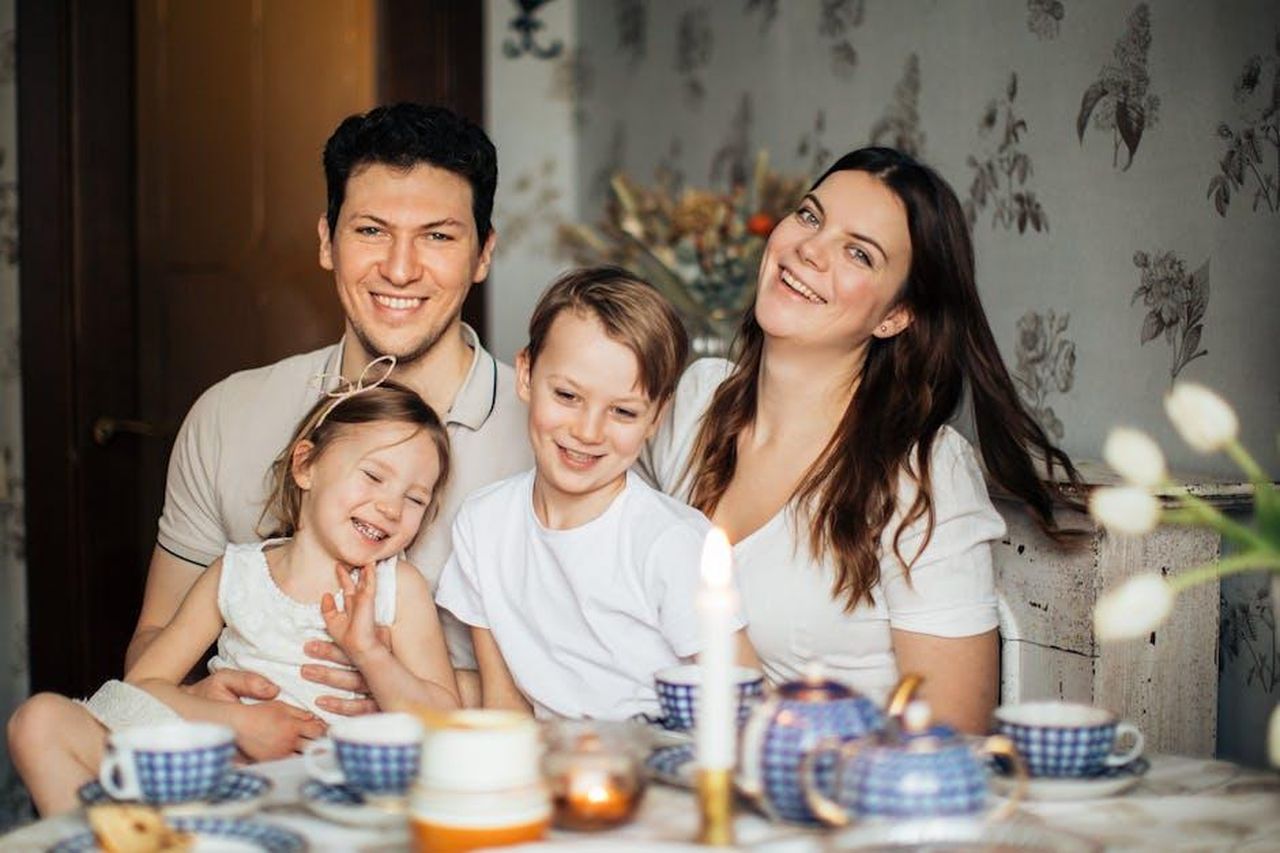 Le_insicurezze_di_Javier_riguardo_a_Lorenzo_oTZaTxHNMY - Confidenze24 Source: Elina Fairytale - pexels - Cheerful family of four enjoying a warm and cozy teatime at home, surrounded by love and laughter.