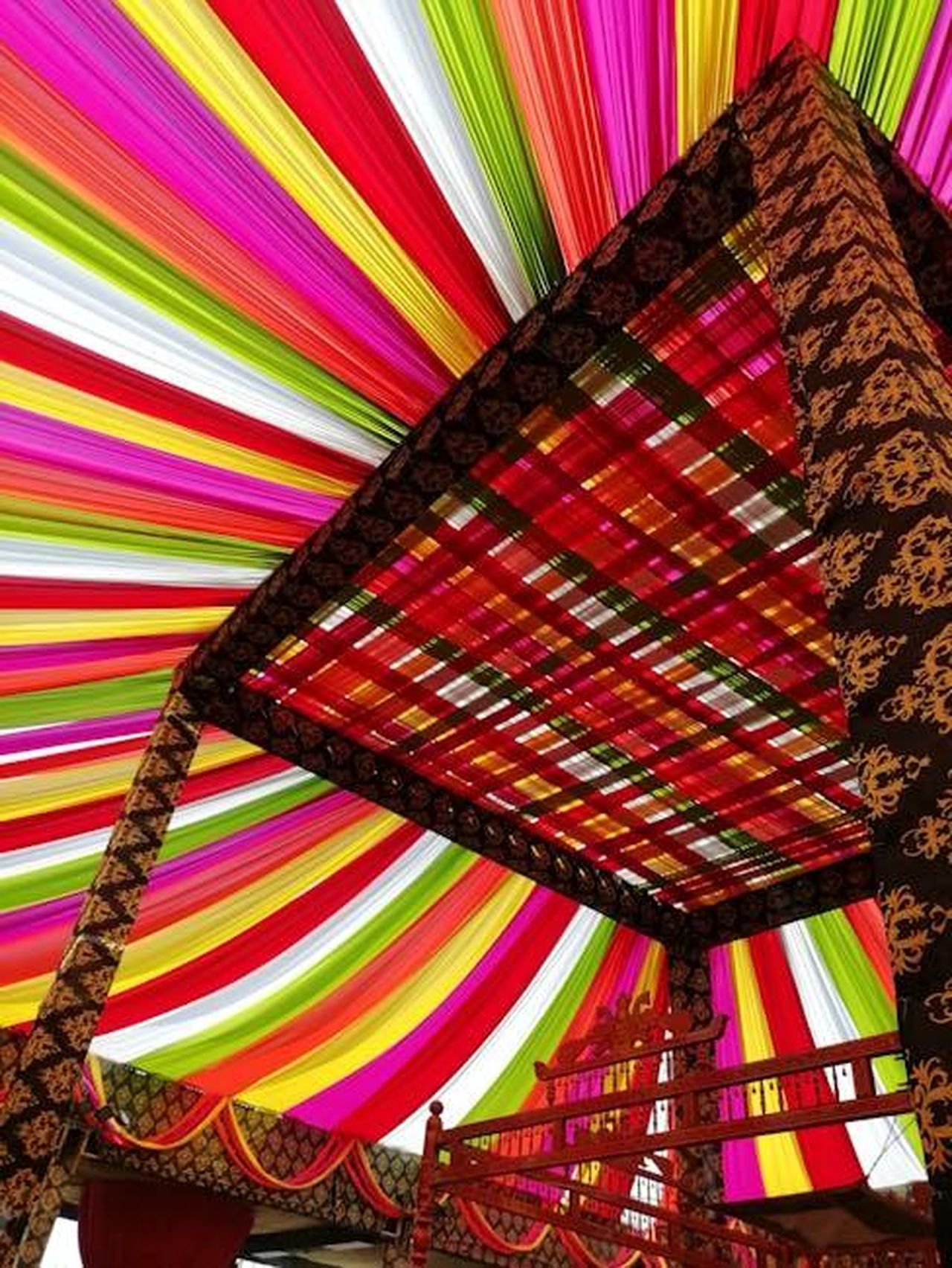 Le_opinioni_contrastanti_sulla_presenza_di_Harry_allincoronazione_9qR44UPLol - Confidenze24 Source: Rahul Shah - pexels - Colorful draped canopy at a traditional Indian wedding in Indore, India.