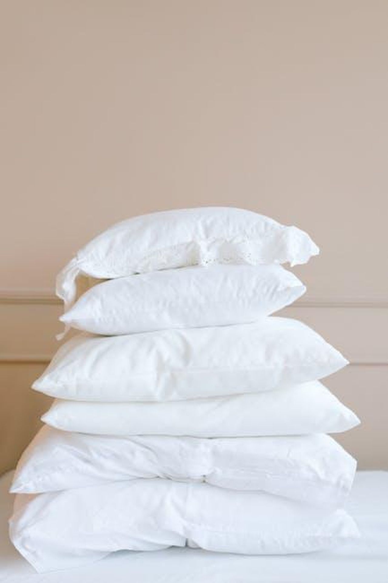Le_opinioni_degli_altri_concorrenti_tjd4jKyFNa - Confidenze24 Source: Anna Nekrashevich - pexels - A stack of white pillows on a neutral background, showcasing elegance and simplicity.