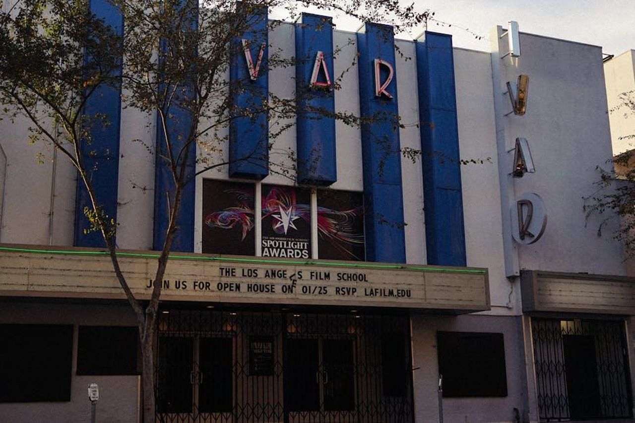 Le_opinioni_sui_film_in_gara_yfMUc4Eg5Y - Confidenze24 Source: Darya Sannikova - pexels - Retro theater facade with film school sign in Los Angeles.