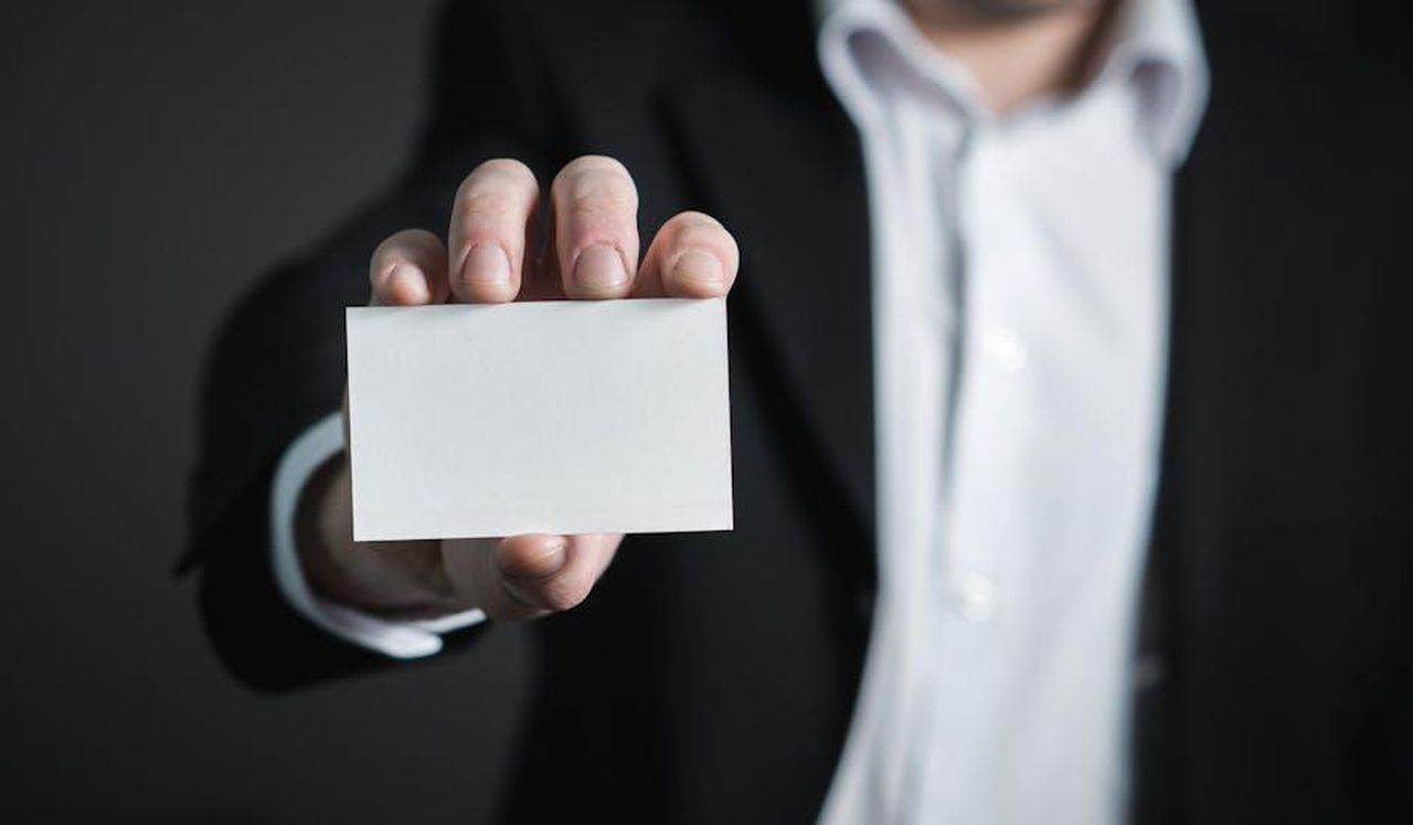 Le_parole_di_Jason_Knauf_sulla_barba_di_William_2Ys4zeyE6K - Confidenze24 Source: Pixabay - pexels - A man in a suit presenting a blank business card for corporate usage.
