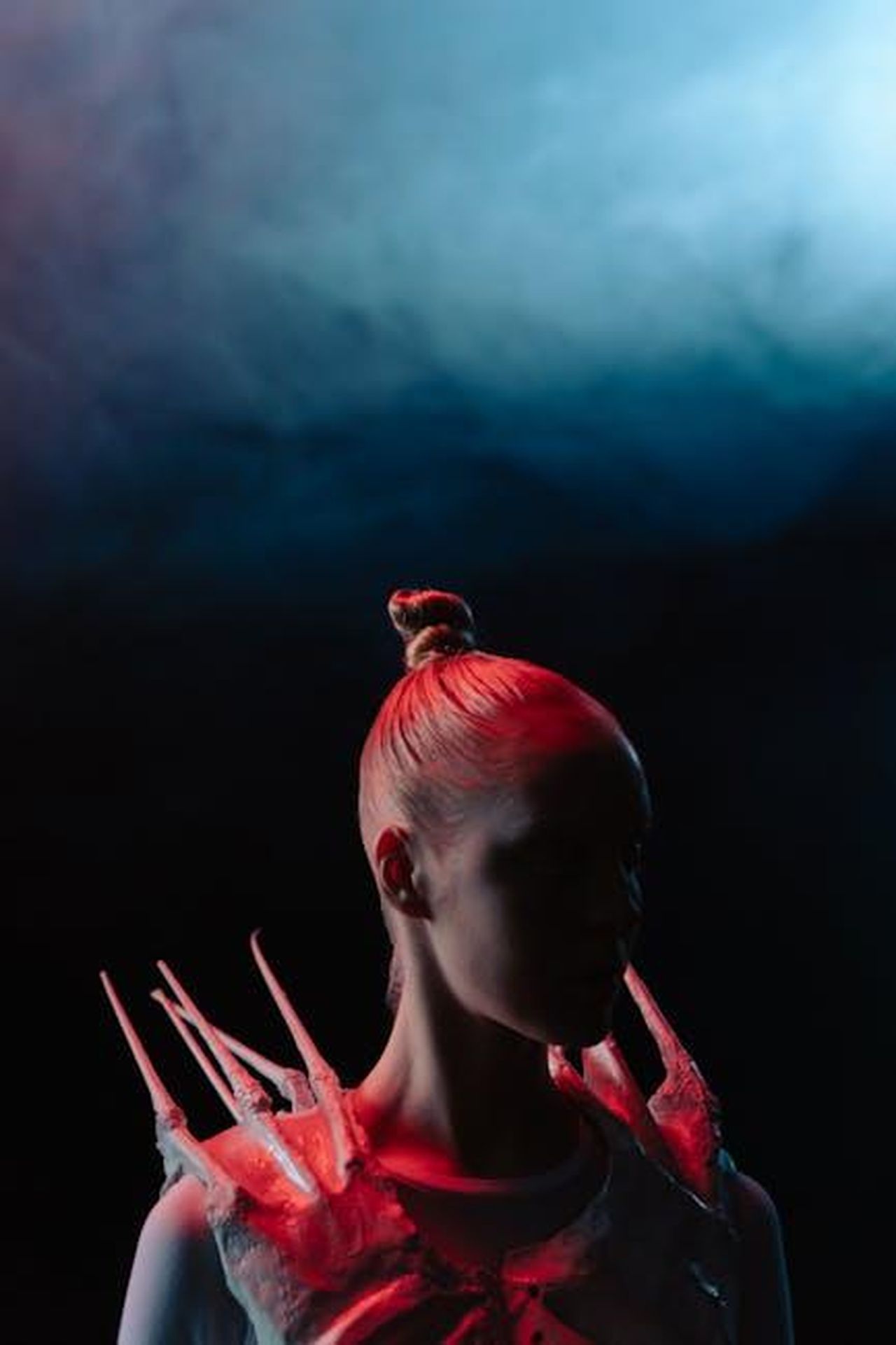 Le_parole_di_Spacey_in_risposta_a_Pearce_fnvbjhAbbD - Confidenze24 Source: cottonbro studio - pexels - Silhouette of a futuristic character in neon lighting, featuring spikes and dramatic styling.