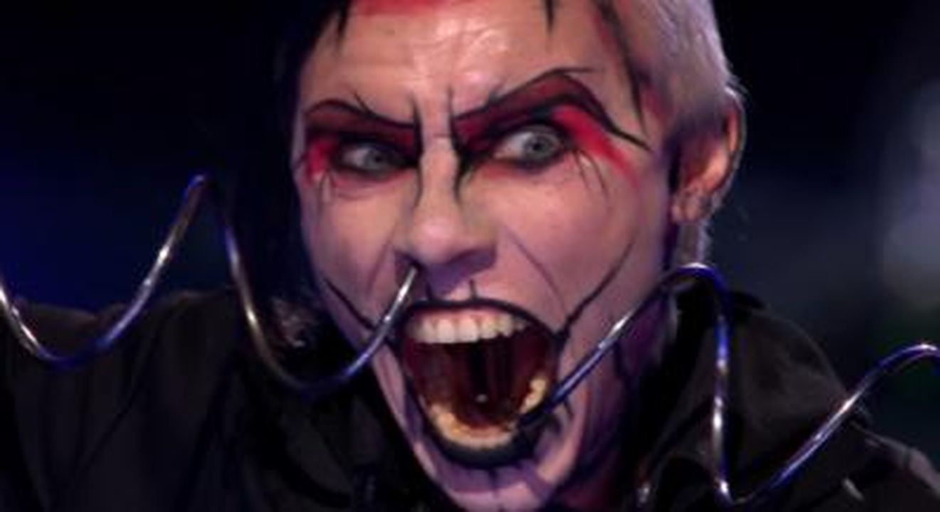 Le_performance_orribili_di_Auzy_Blood_in_foto_da_BGT_stasera_cLtMaZy7DK - Confidenze24 Source: ITV - - Auzy Blood with a metal rod through his nose and mouth on BGT