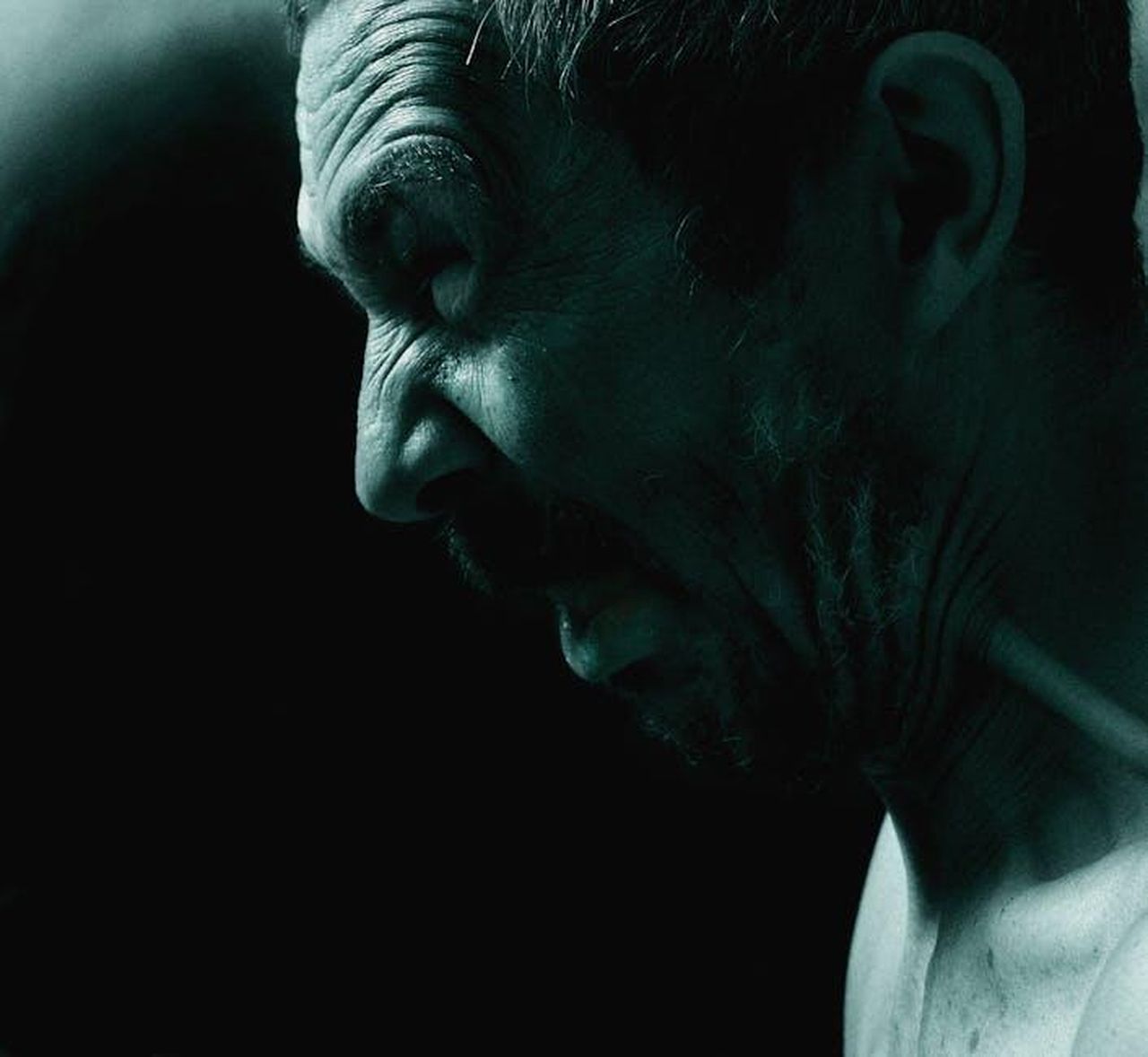 Le_polemiche_attorno_a_Rocco_Schiavone_53Ig8v3ahg - Confidenze24 Source: Alexander Krivitskiy - pexels - Dramatic side view of a man expressing intense emotion in dark, moody lighting.