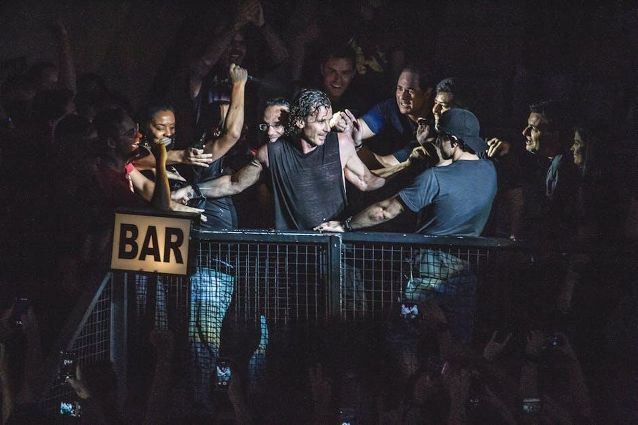 Le_preoccupazioni_degli_artisti_britannici_7U2cEk0Ovn - Confidenze24 Source: Vinícius Caricatte - pexels - Excited audience enjoying a live concert with cheering and vibrant energy.