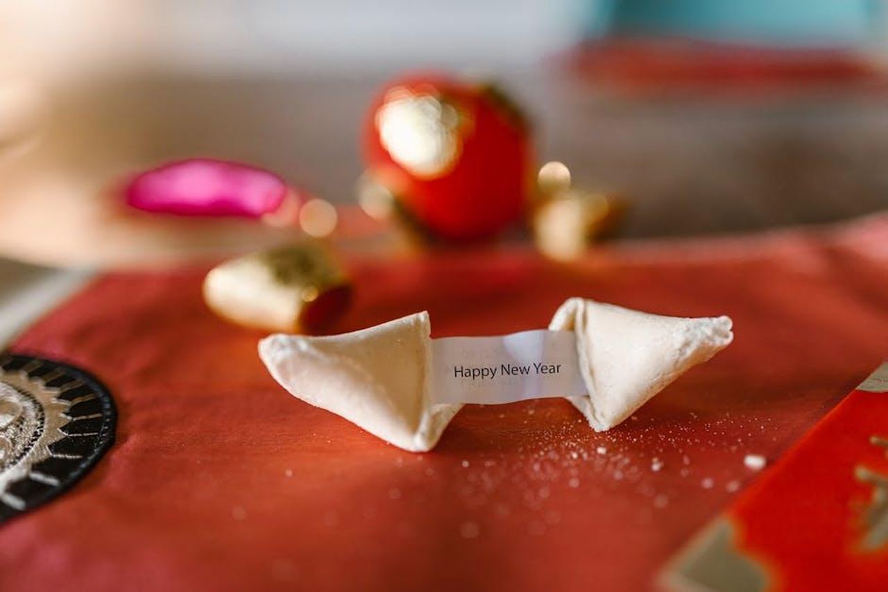 Le_previsioni_della_prima_sestina_Trs3Mxq805 - Confidenze24 Source: RDNE Stock project - pexels - Close-up of a fortune cookie with 'Happy New Year' message on a decorated festive table.